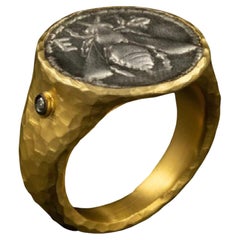 Antiker Bienenmünze-Ring mit Diamanten, gehämmertes Gold, 24kt Gold und Silber von Kurtulan