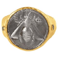 Antiker Siegelring mit Bienenmünze und Diamanten, gehämmertes Gold, 24 Karat und Silber