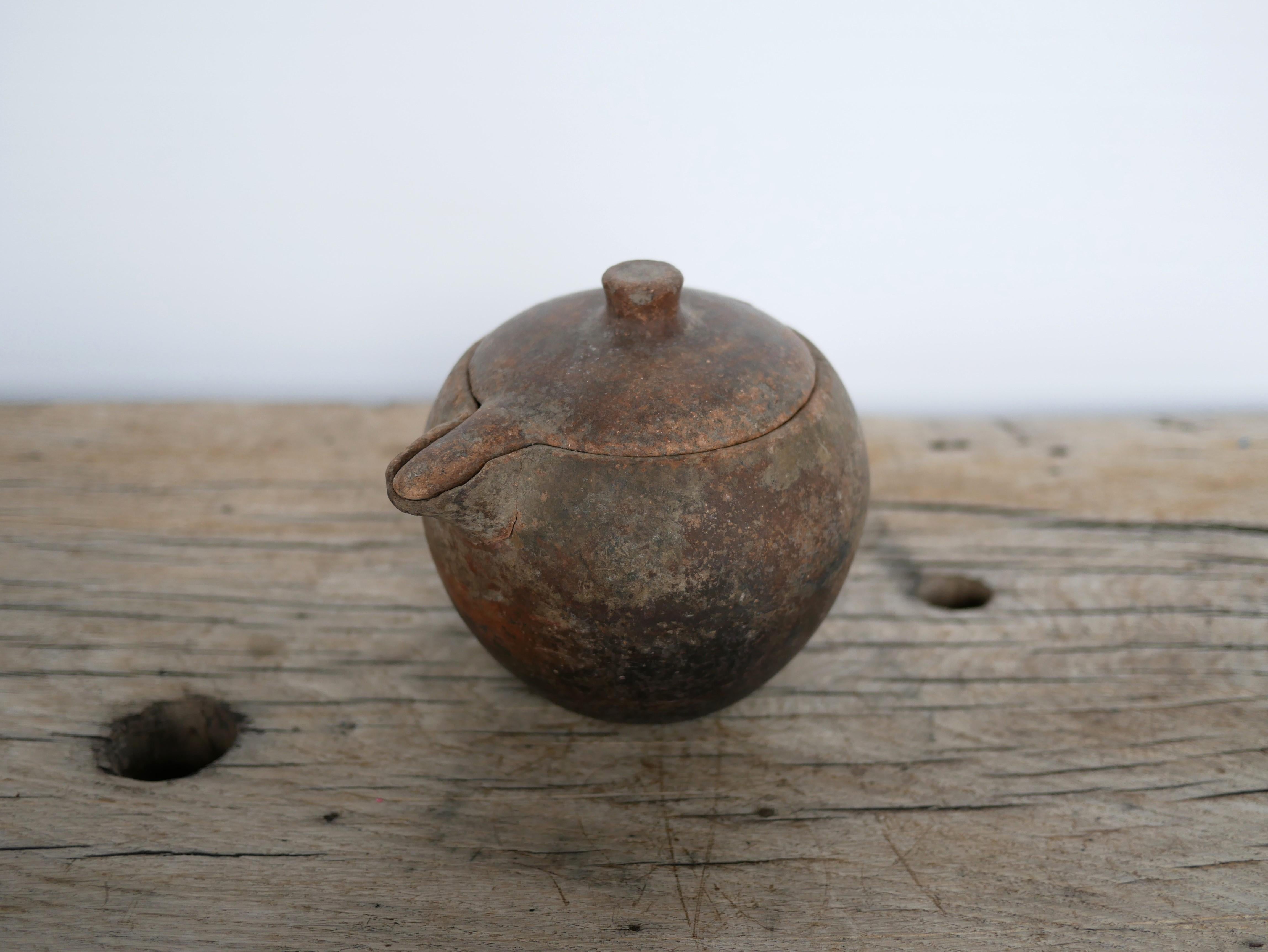 Berberische Terrakotta-Keramik, 18. Jahrhundert.

Mit ihrer modernen Form und ihrer mineralischen Farbe passt diese Keramik perfekt zu einer natürlichen, raffinierten und zarten Dekoration. 
Auf einem Möbelstück oder einem Regal platziert, verleiht