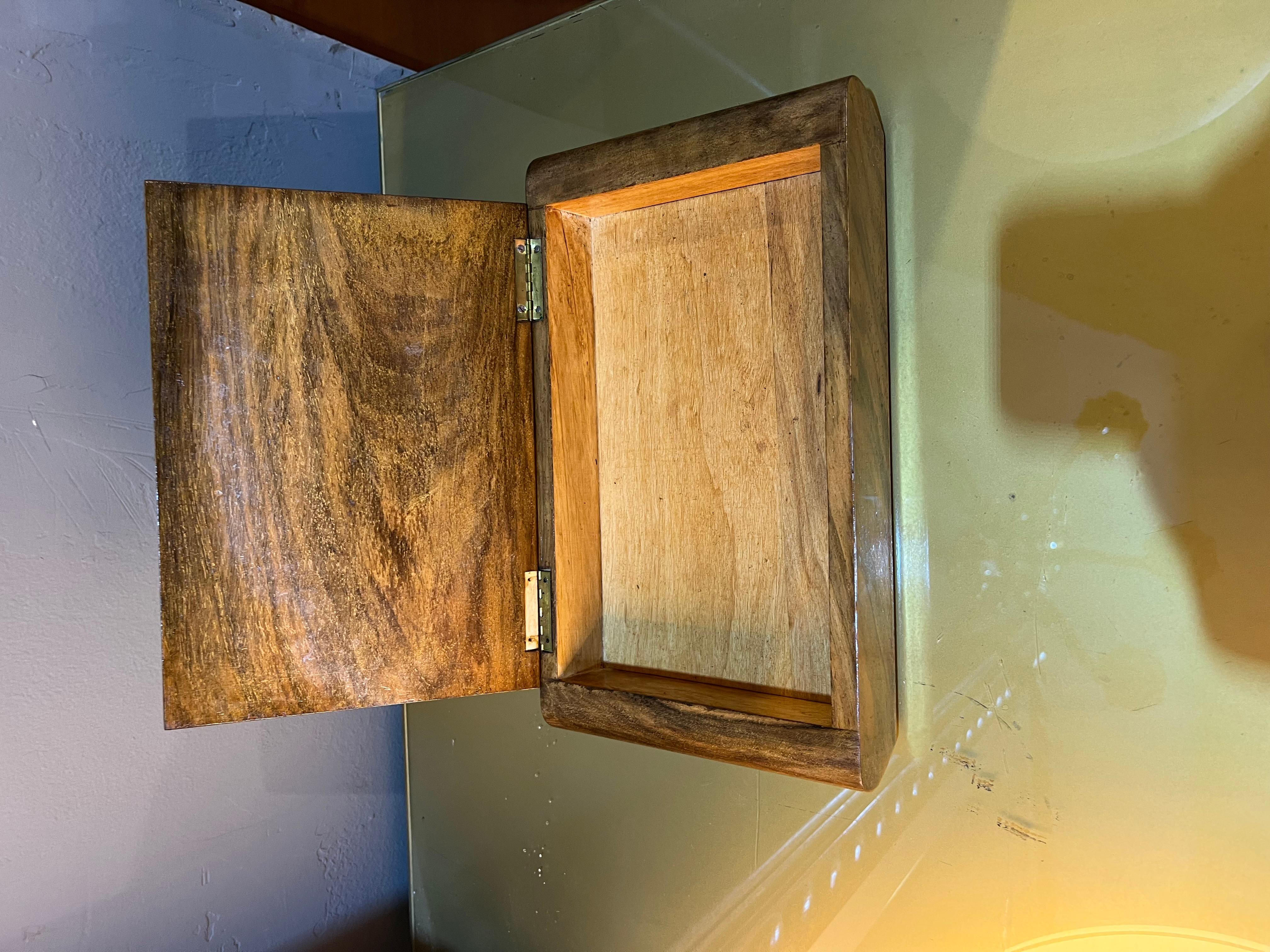 Italian Boîte ancienne avec scène populaire en bois incrusté en vente