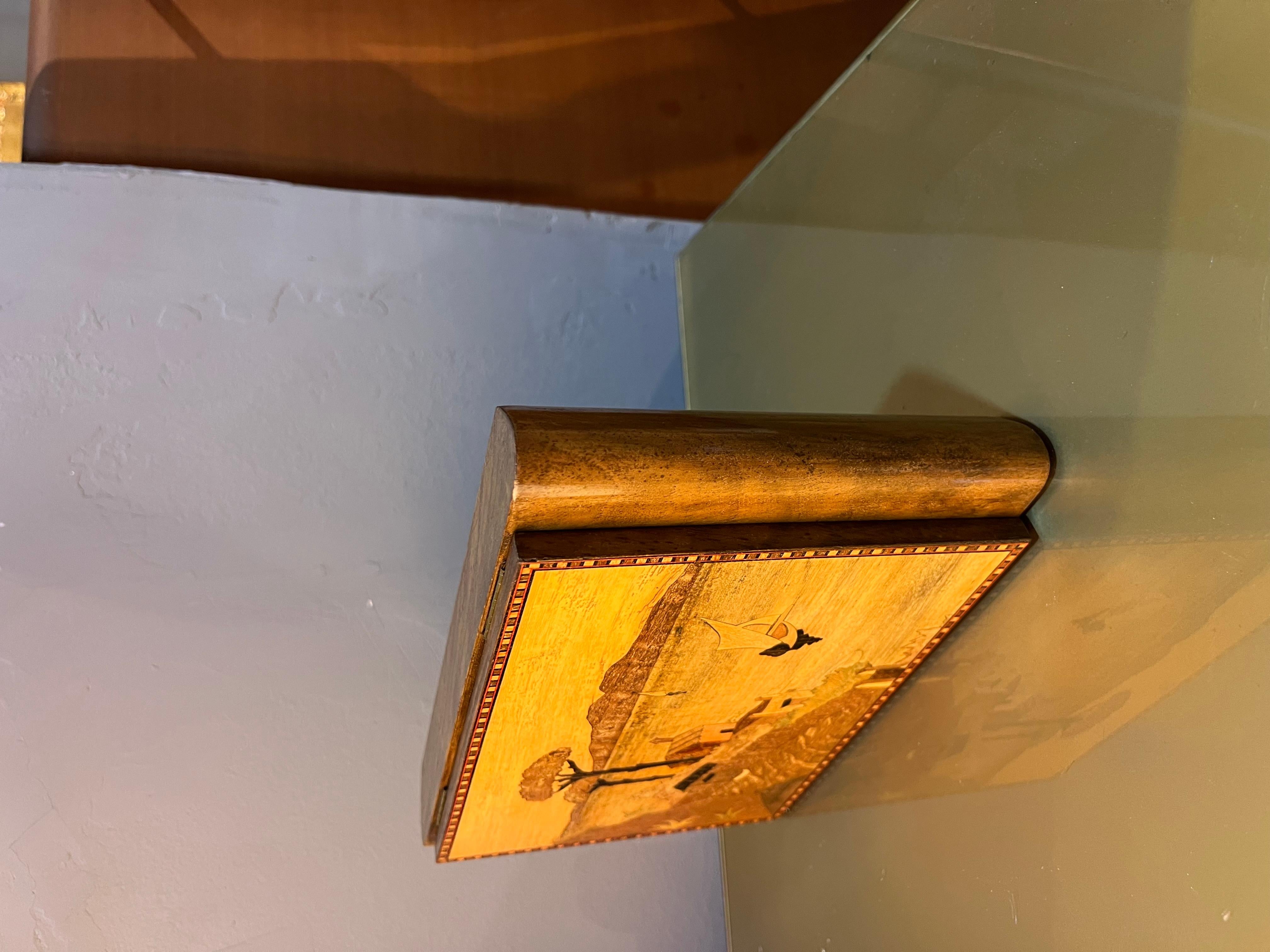 Boîte ancienne avec scène populaire en bois incrusté Bon état - En vente à Catania, IT