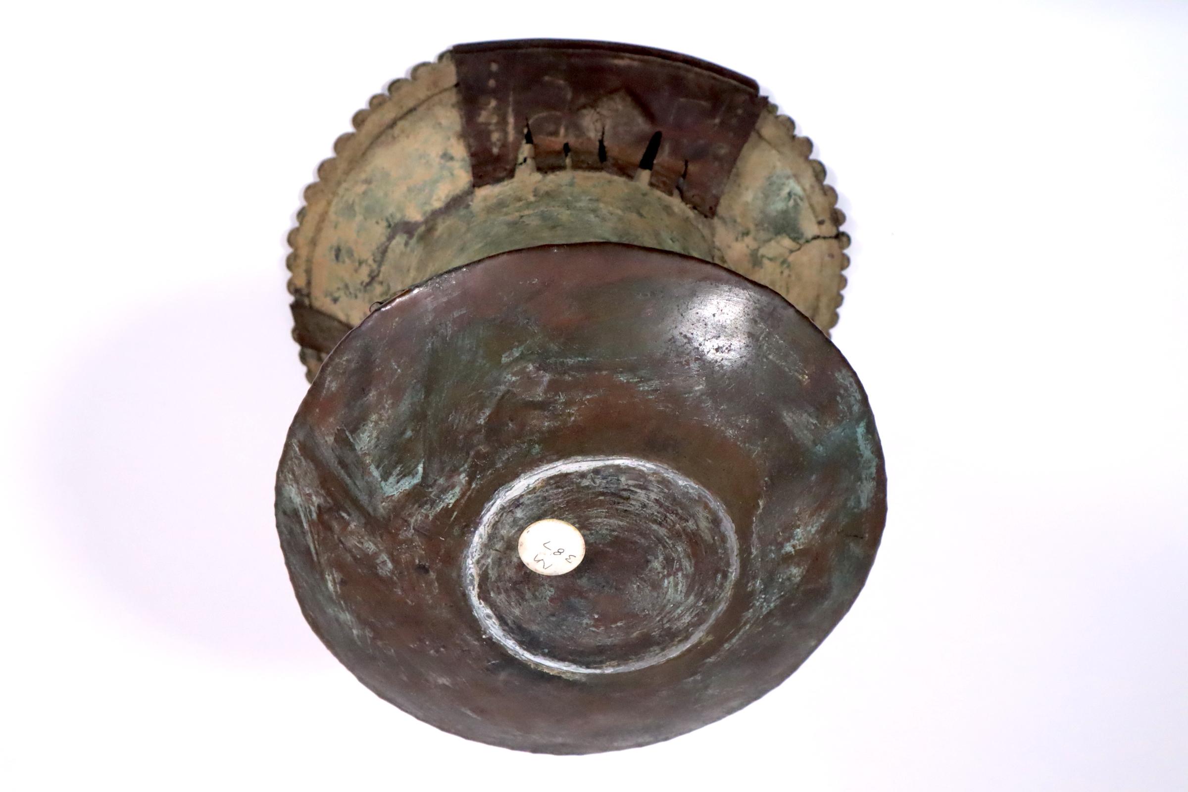 Ancient Bronze Akan Treasure Vessel Ashanti Ghana with Asian Wabi Sabi Aesthetic In Good Condition For Sale In Santa Fe, NM