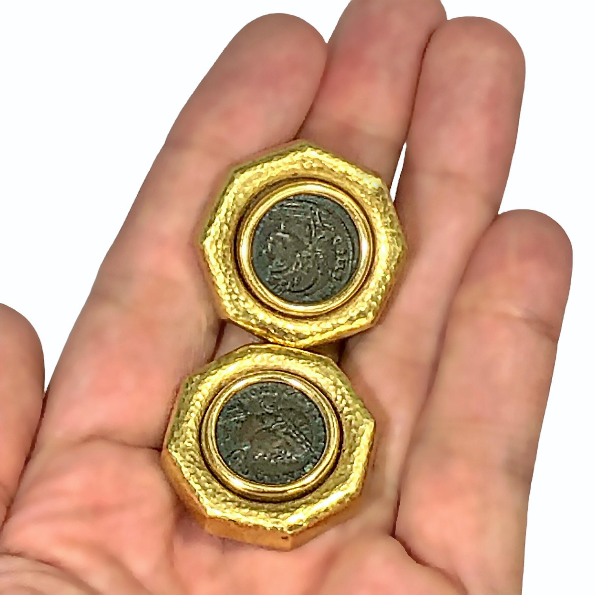 Italienische Ohrringe aus antiker Bronzemünze und gehämmerter Oberfläche aus 18 Karat Gold im Angebot 1