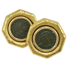 Pendientes Italianos de Bronce Antiguo y Acabado Martillado de Oro de 18K