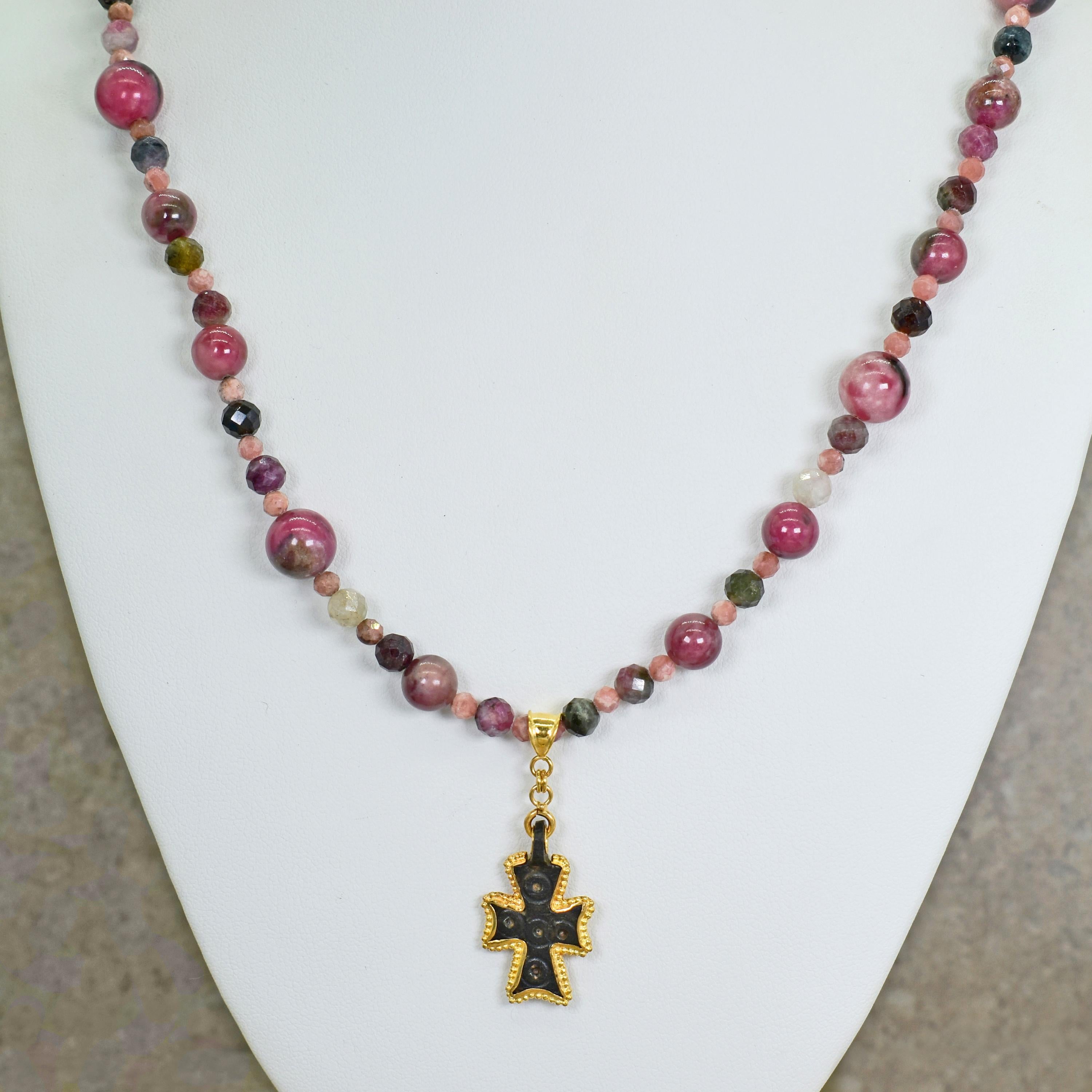 Contemporain Collier pendentif en forme de croix en bronze ancien, or 22 carats et perles de rhodoine rose en vente