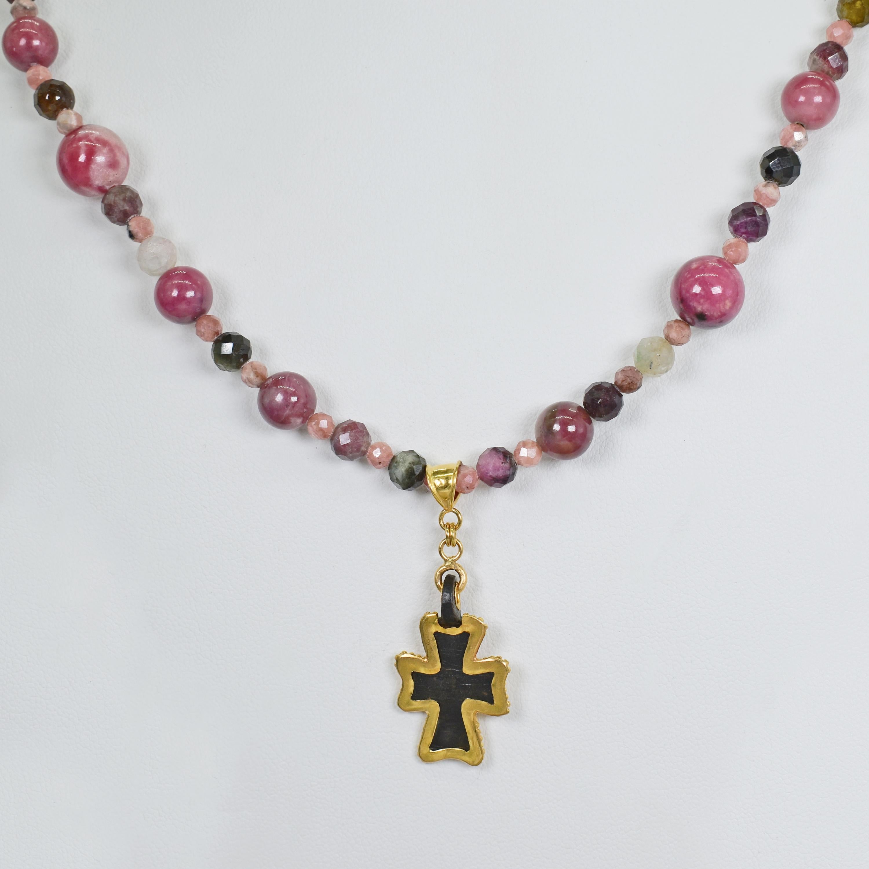 Perle Collier pendentif en forme de croix en bronze ancien, or 22 carats et perles de rhodoine rose en vente