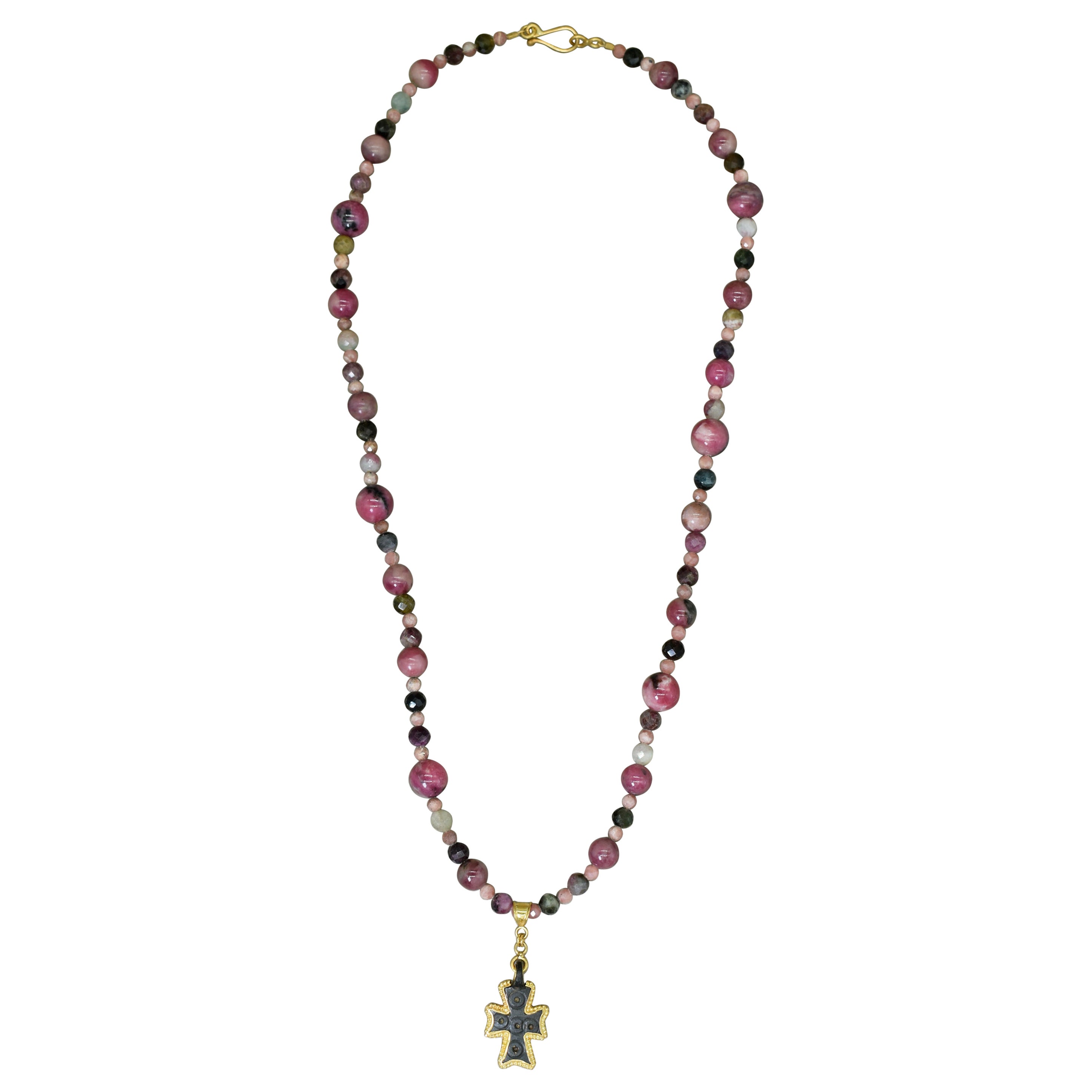 Halskette mit antikem Bronzekreuz, 22 Karat Gold und rosa Rhodonit-Perlenanhänger