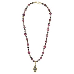 Collier pendentif en forme de croix en bronze ancien, or 22 carats et perles de rhodoine rose