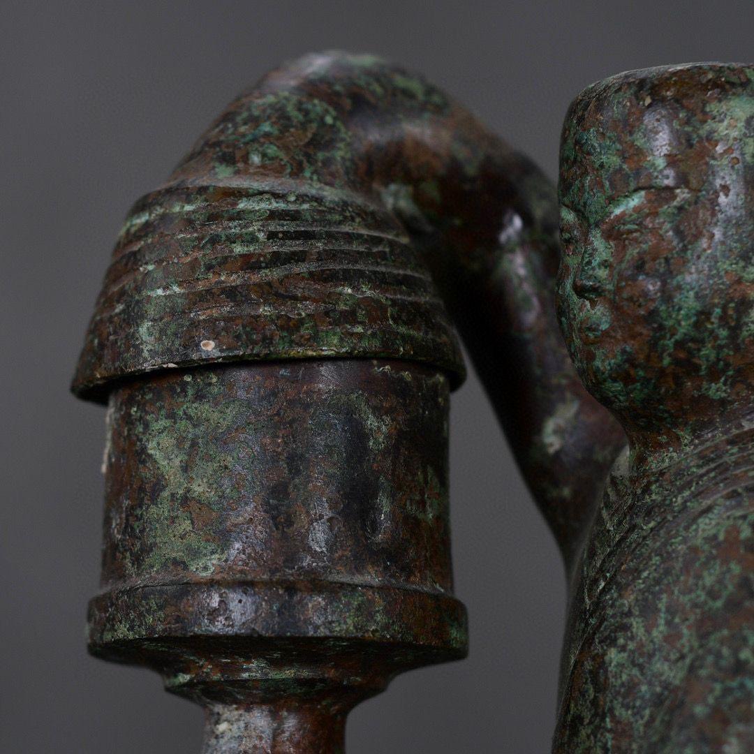 27cm Vintage Bronze Kneeling Down Human Hands Holding Lantern Statue For Sale 5