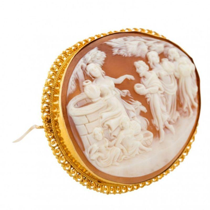 Fine carved, representation of a happy get -together at the fountain, version in delicate filigree work, 18k GG, 23.7 g, brooch approx. 6.6x4.9 cm, 19th century, slight traces of carrying!

 Antique Brooch with Shell Cameo, Filigree Carved,