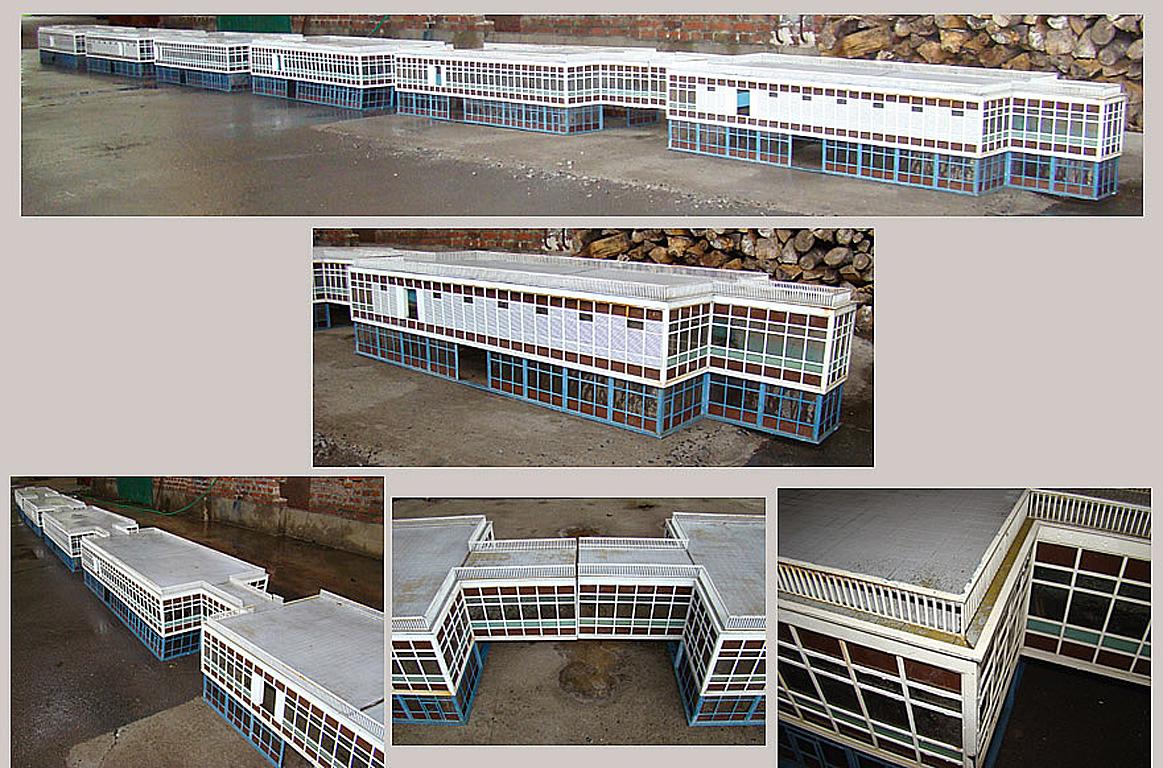 Ancient Brussels airport Zaventem model made up of six lacquered metal buildings.
12 meters long, circa 1950-1960.