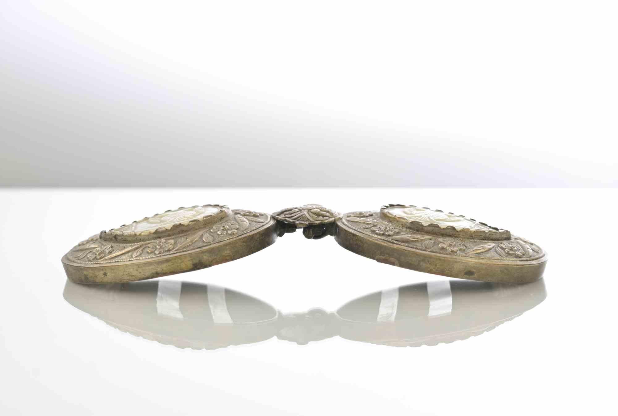 Ancienne boucle de ceinture bulgare en métal argenté incrusté de reliefs en nacre, réalisée au 19ème siècle.

Excellent état.

