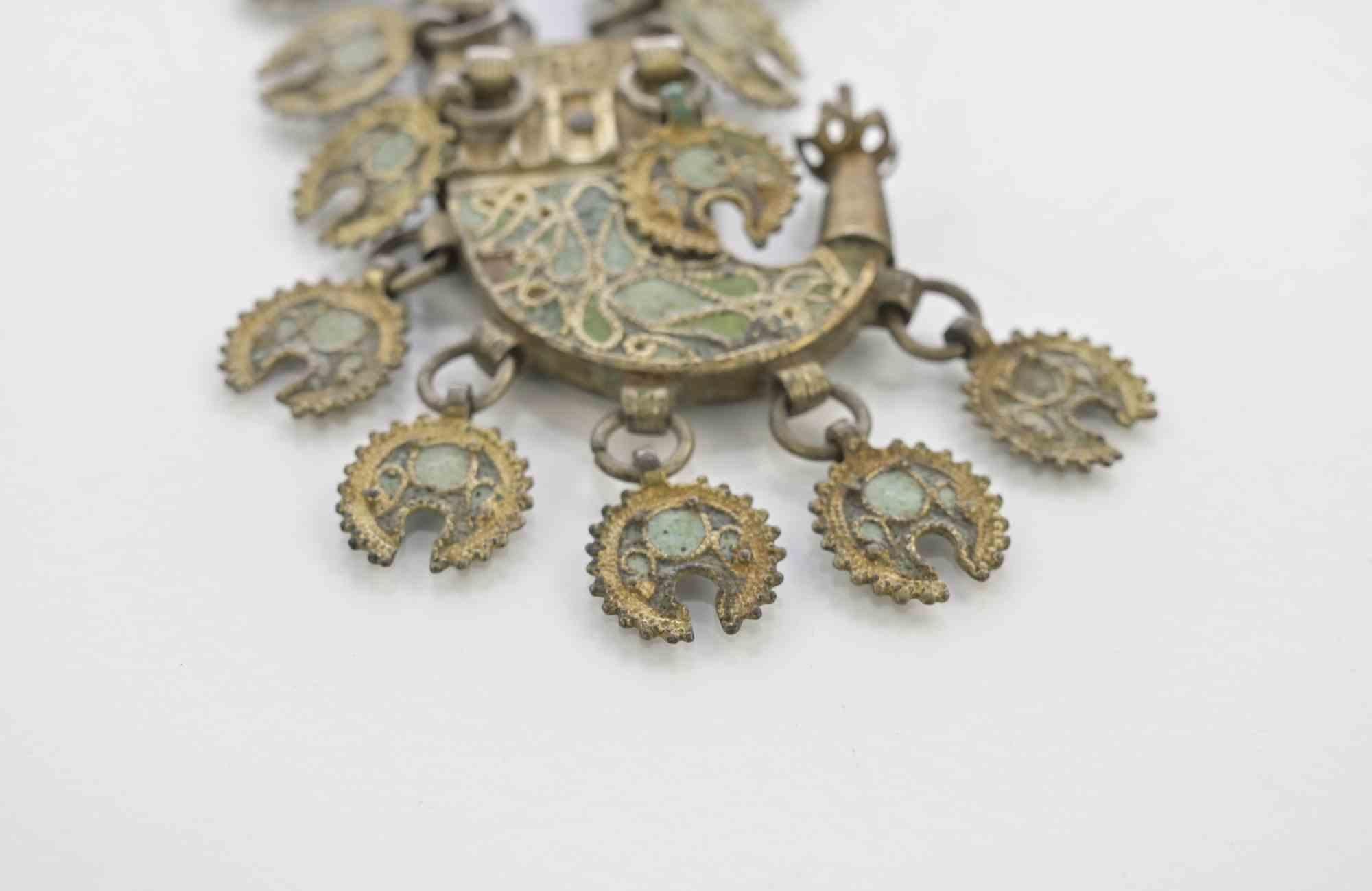 Ancienne broche ethnique bulgare, réalisée au 19ème siècle.

Métal doré, émail, pierres précieuses.

Très bon état.