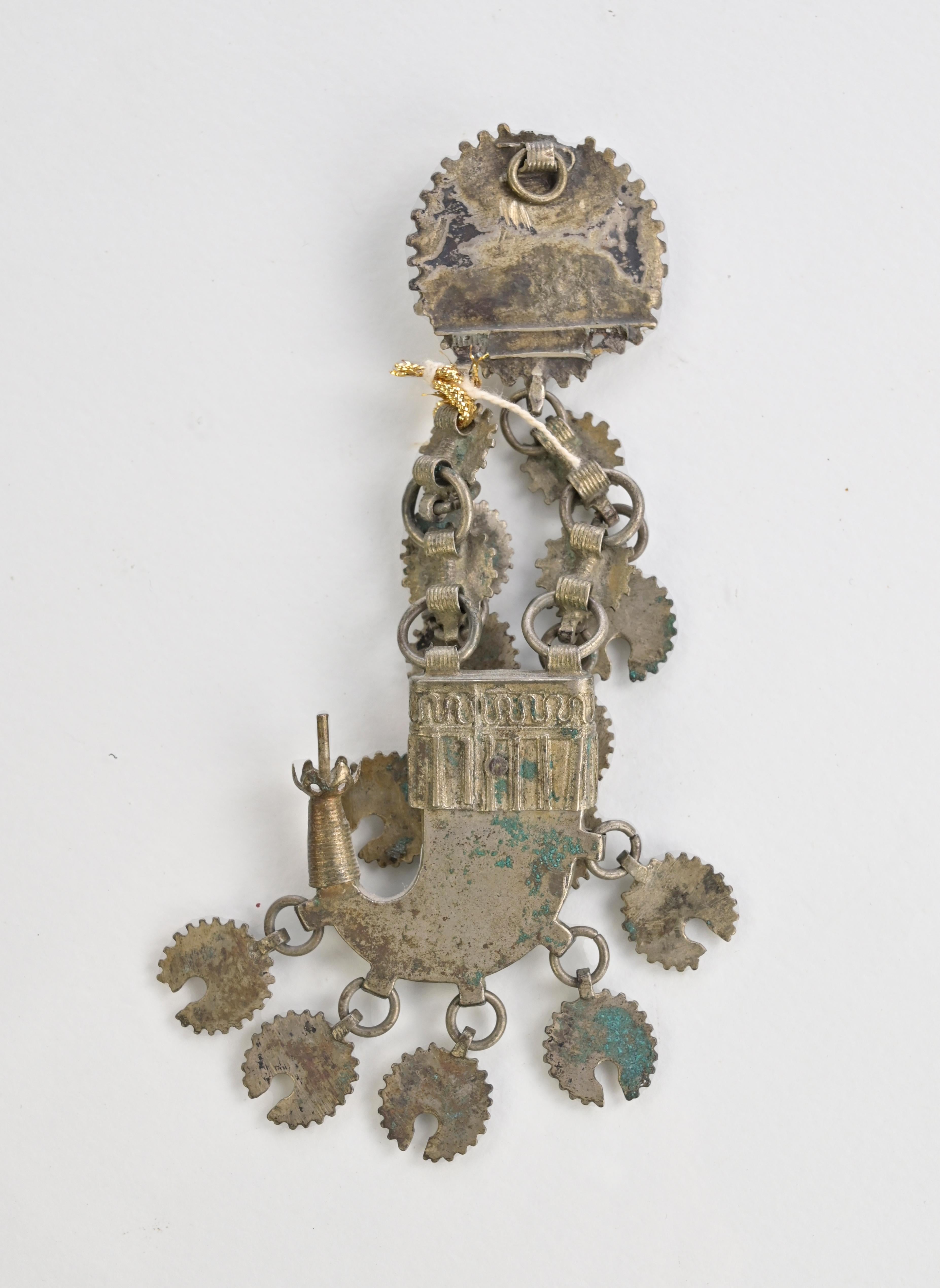 Pendentif en métal bulgare ancien, 19e siècle Bon état - En vente à Roma, IT