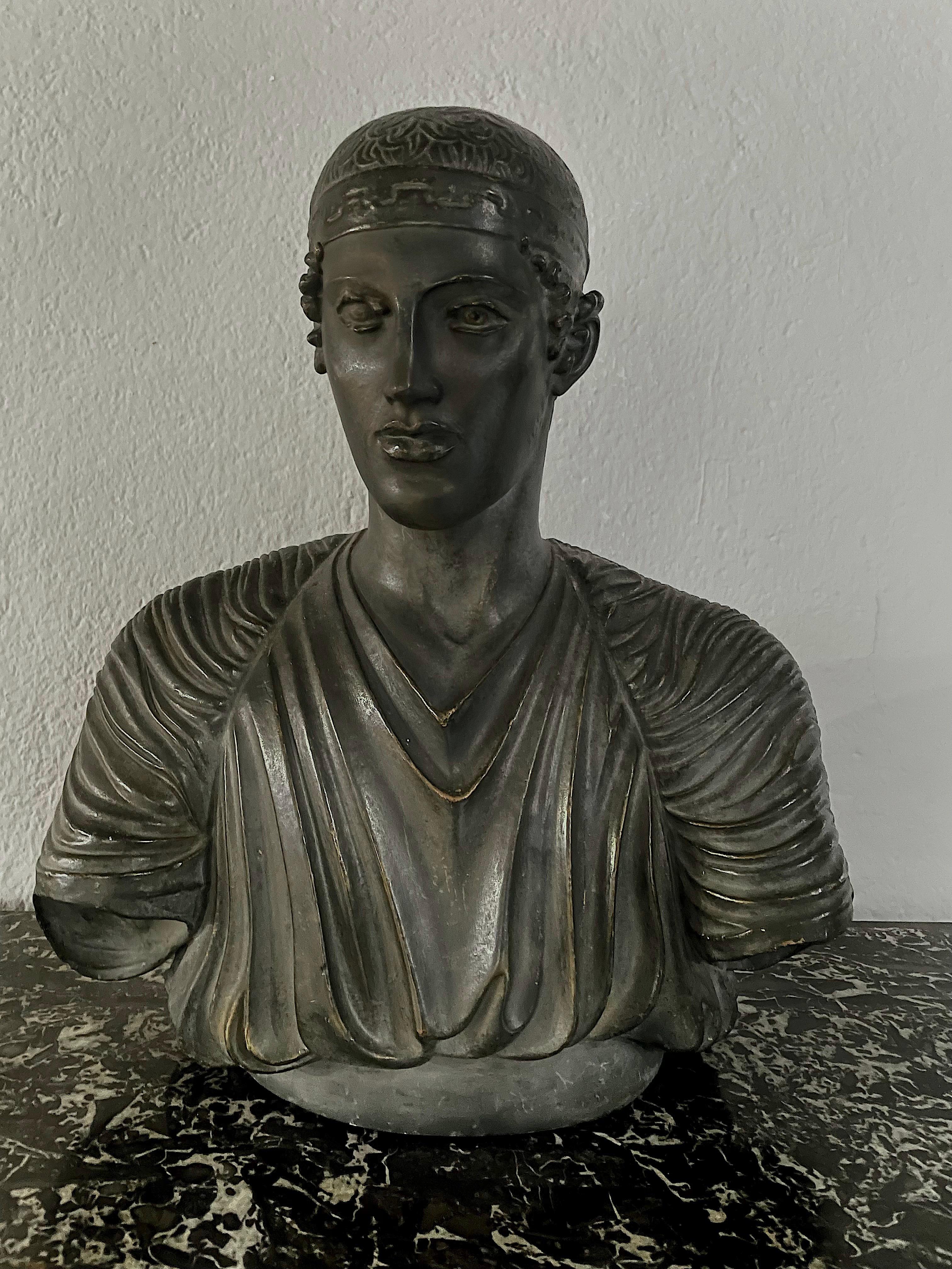  Buste antique d'Heniokhos (Auriga) dont la sculpture en bronze pleine longueur est conservée au Musée archéologique de Delphes. En stuc avec une magnifique patine de bronze. XIXe siècle.