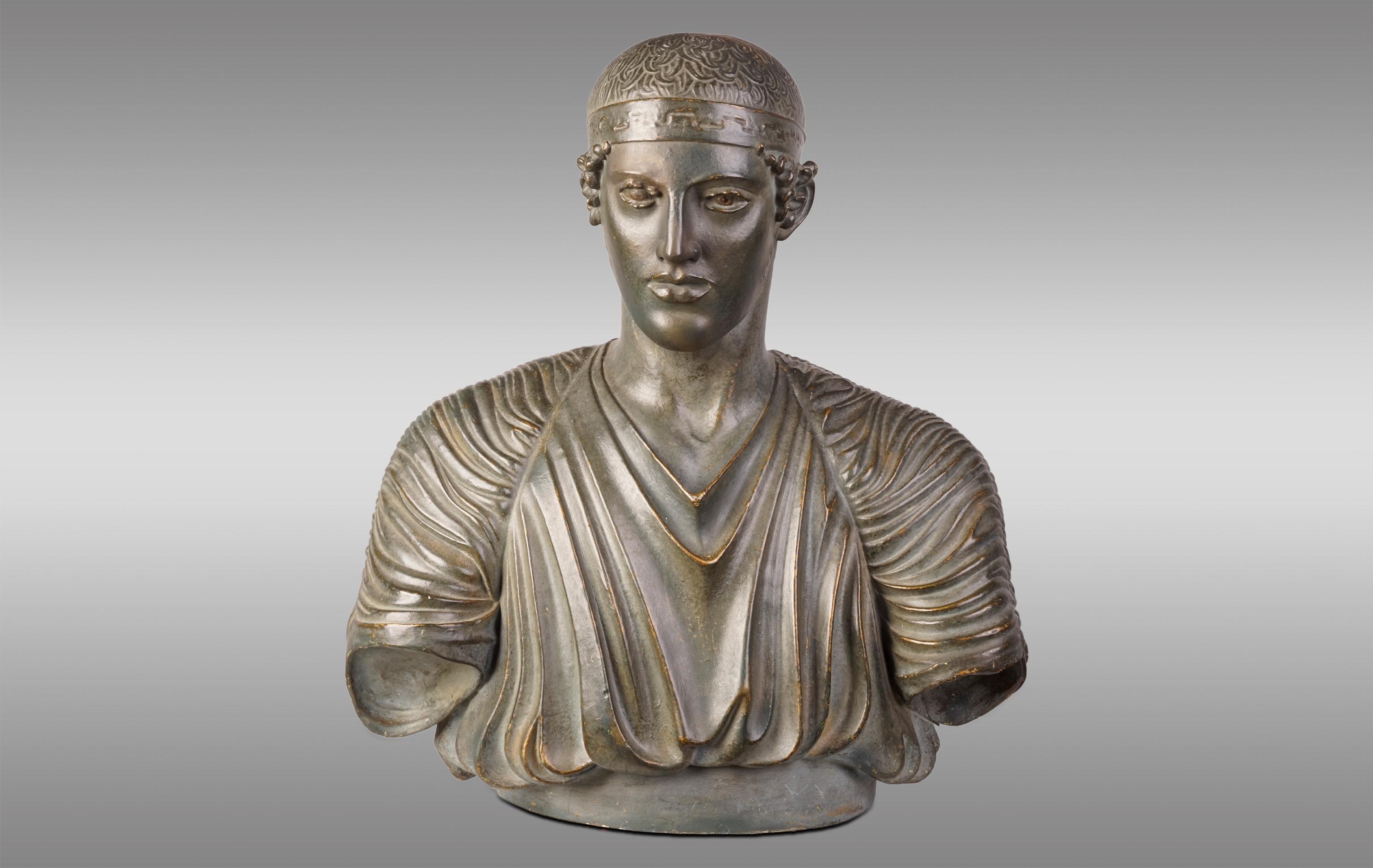 Antico busto di Heniokhos (Auriga), la cui scultura in bronzo a figura intera è conservata nel Museo Archeologico di Delfi, realizzato in stucco con una magnifica patina di bronzo. XIX secolo.