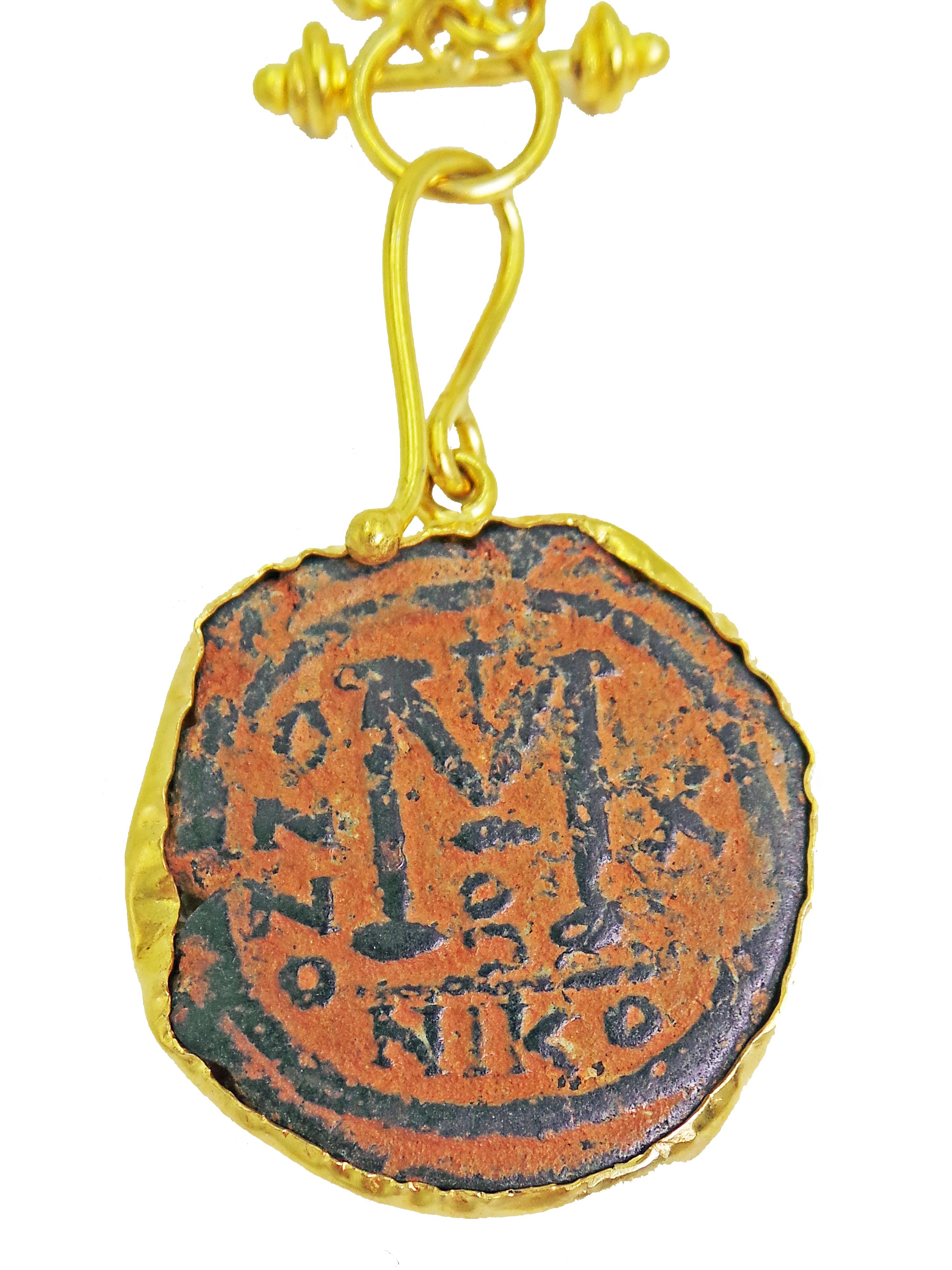 Taille ronde Collier pendentif en or 22 carats avec pièce de monnaie byzantine ancienne en bronze et diamants en vente