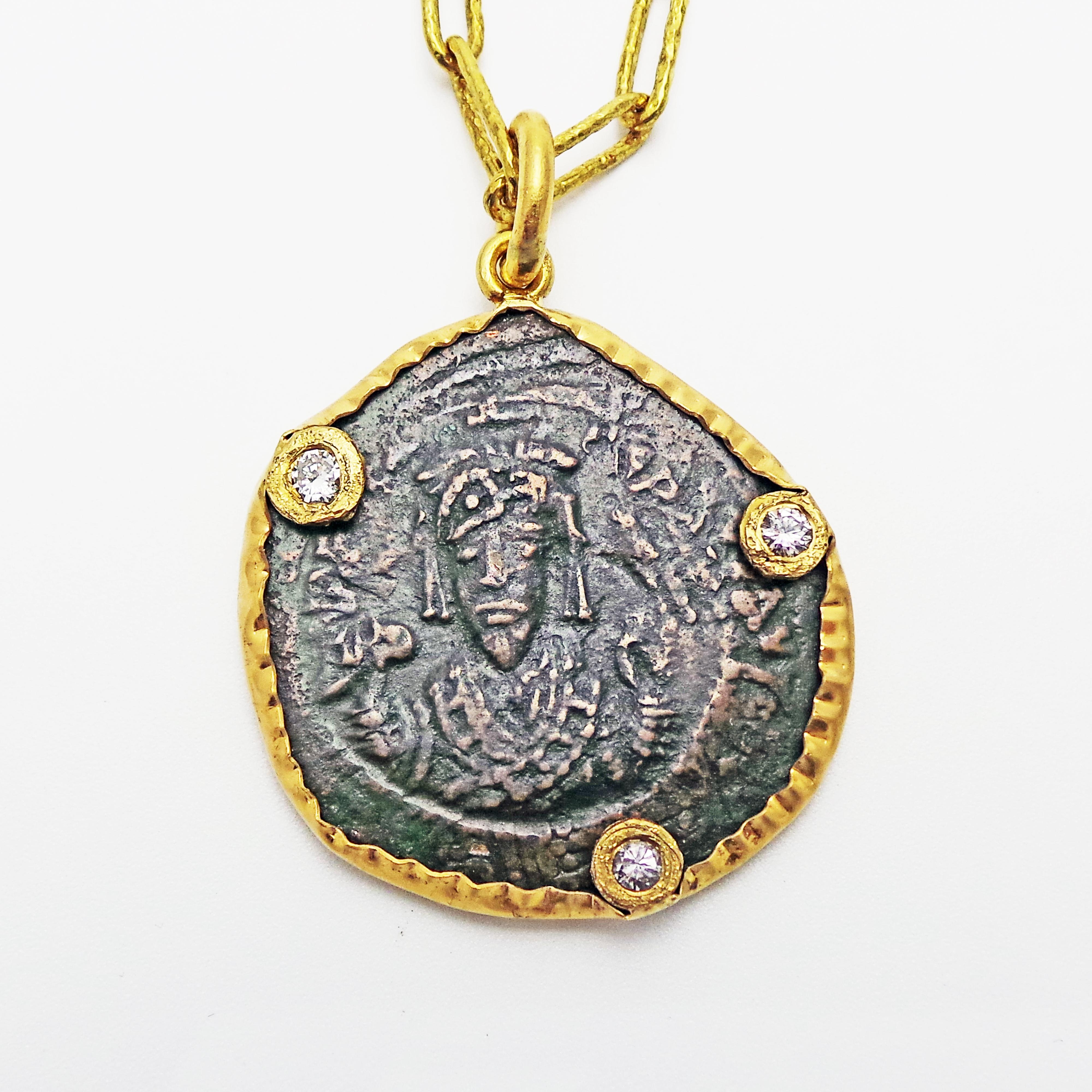Taille ronde Collier pendentif byzantin ancien en bronze, diamants et or en vente