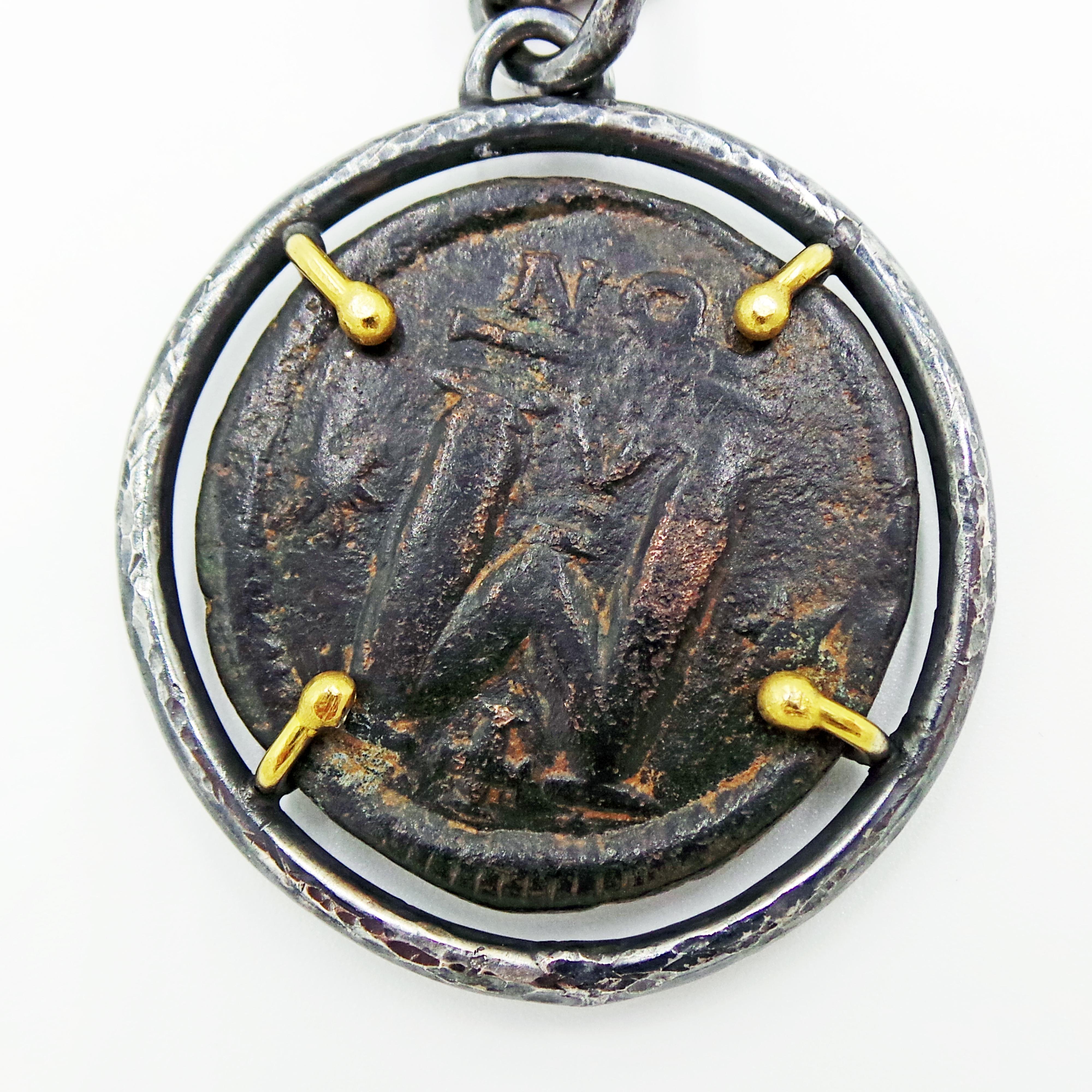 Contemporain Collier pendentif bicolore en bronze avec pièce de monnaie byzantine ancienne en vente