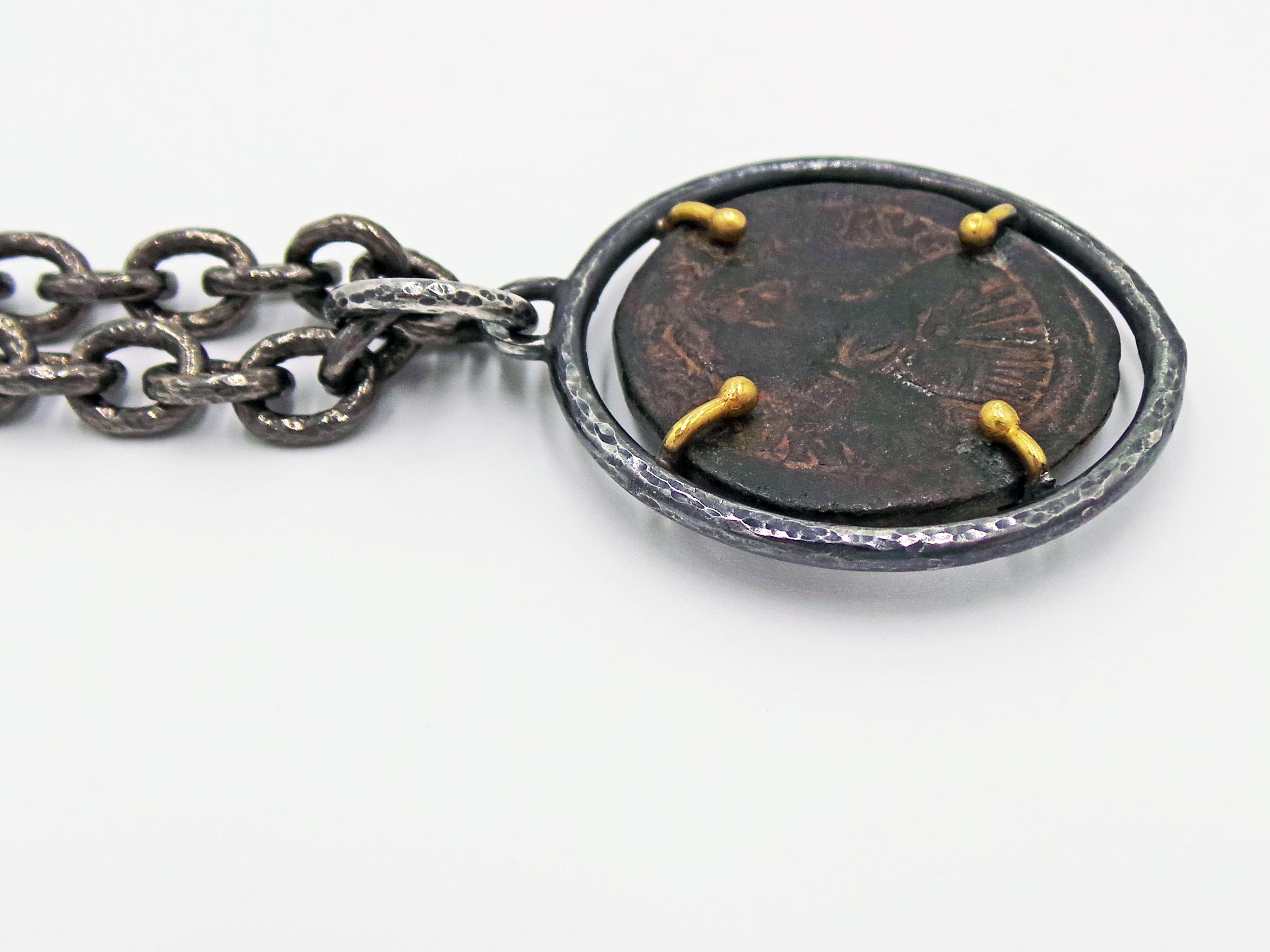 Collier pendentif bicolore en bronze avec pièce de monnaie byzantine ancienne Neuf - En vente à Naples, FL