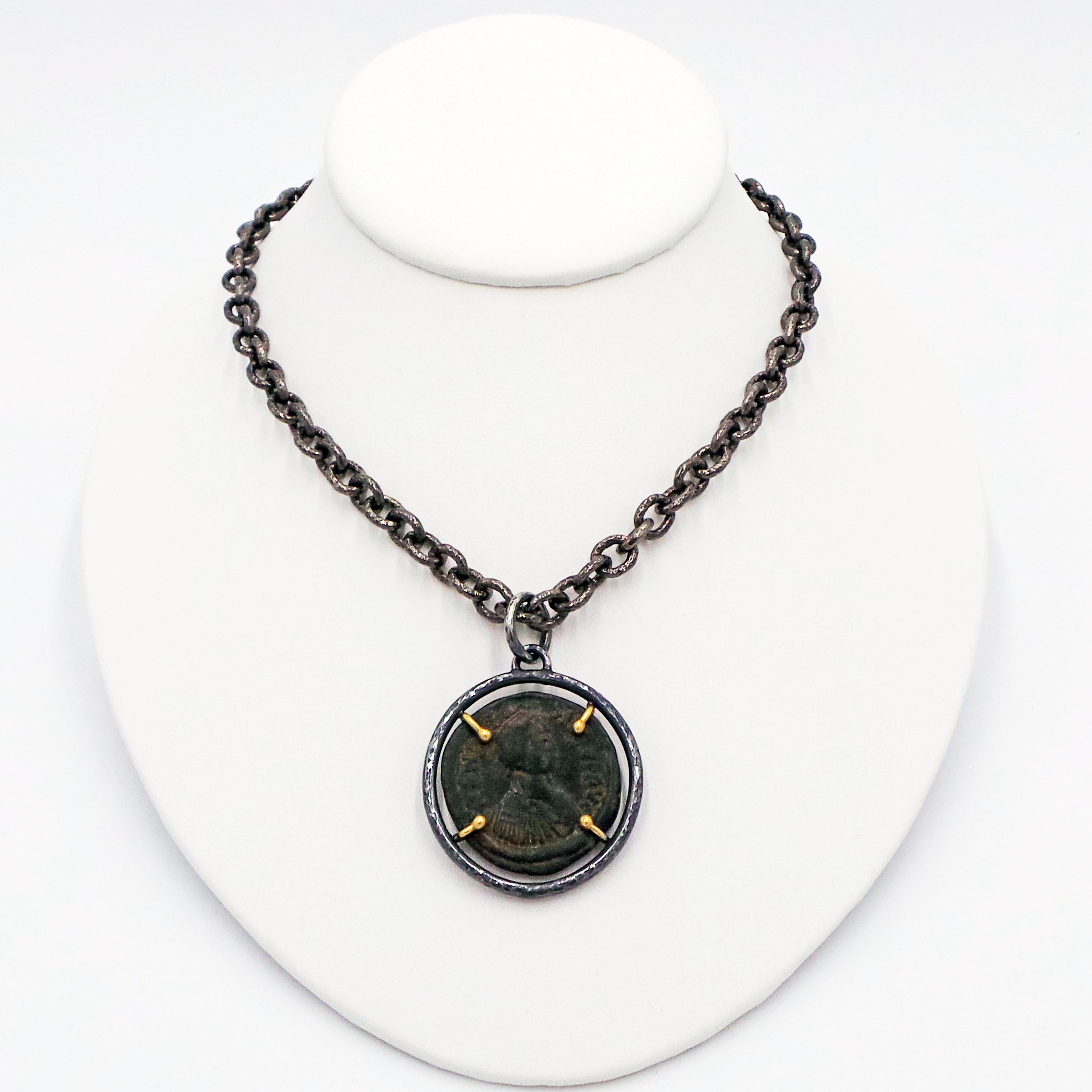 Collier pendentif bicolore en bronze avec pièce de monnaie byzantine ancienne en vente 1