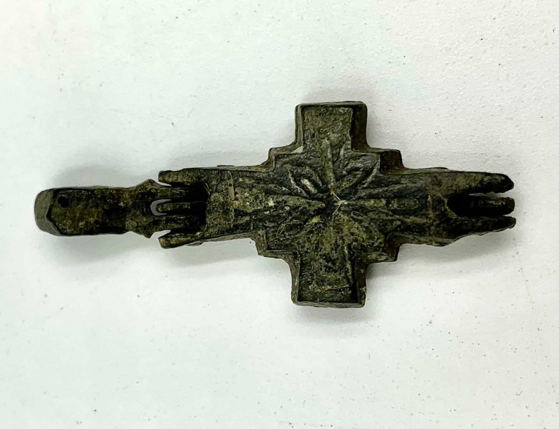 Doppelseitiges graviertes byzantinisches, graviertes Reliquary-Kreuz aus Bronze, 9.-12. Jahrhundert (Europäisch) im Angebot