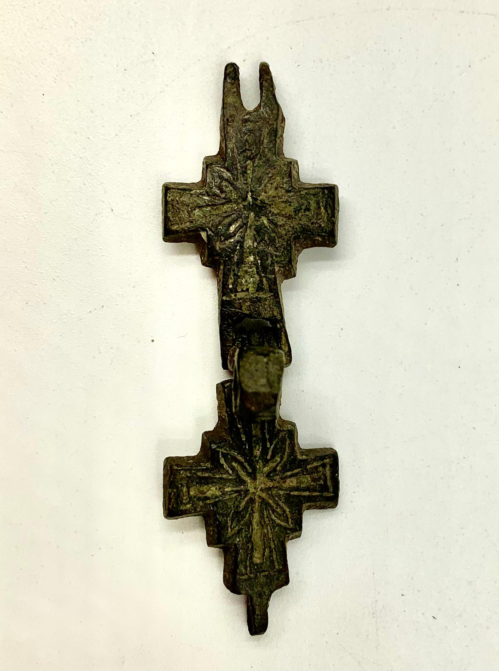 Doppelseitiges graviertes byzantinisches, graviertes Reliquary-Kreuz aus Bronze, 9.-12. Jahrhundert (18. Jahrhundert und früher) im Angebot