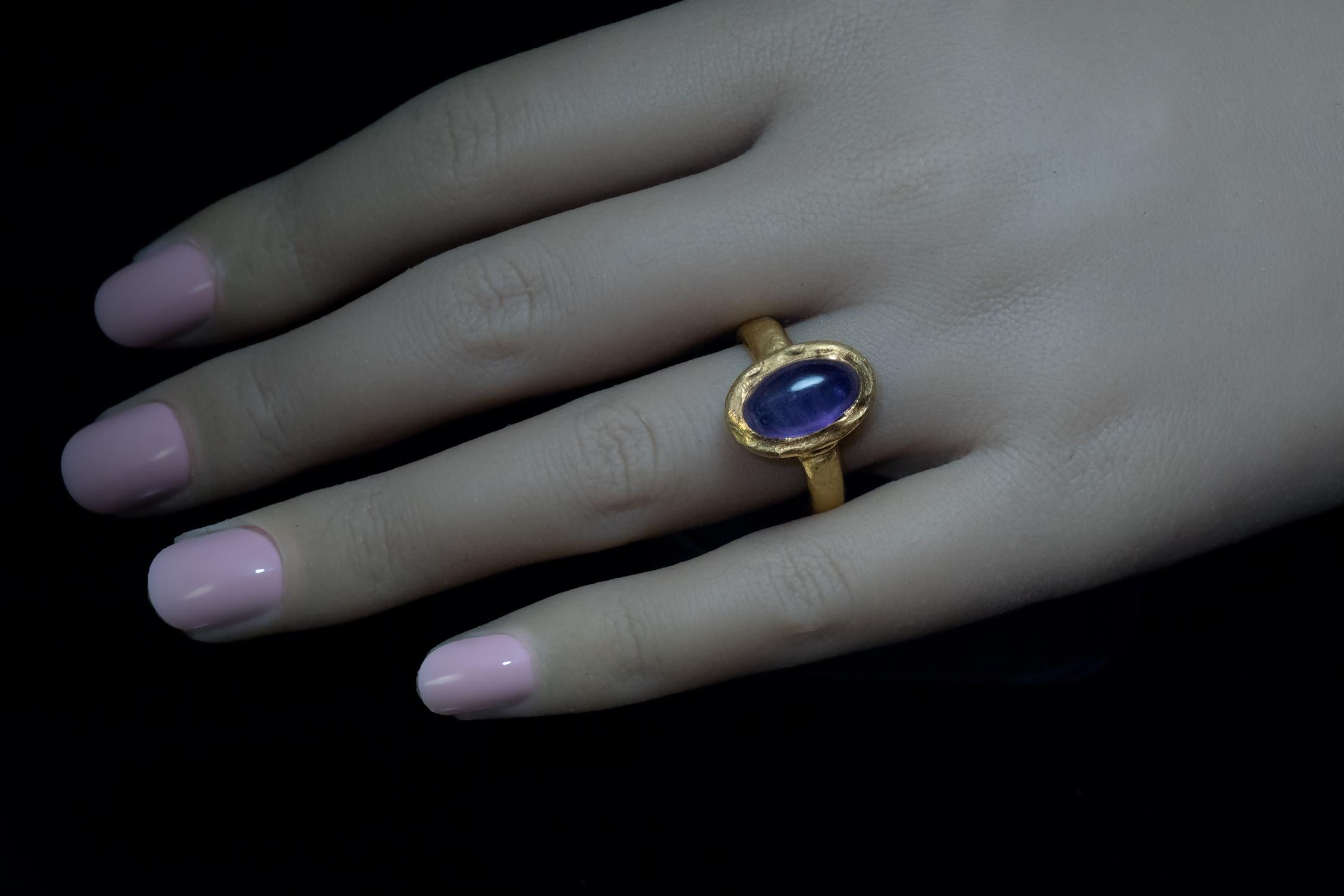 Ancient Byzantine Cabochon Amethyst Gold Ring In Excellent Condition For Sale In Chicago, IL