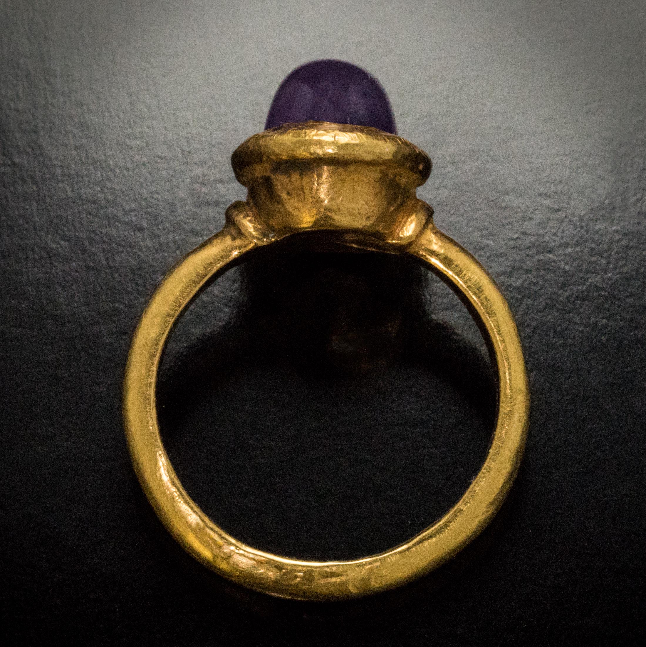 Ancient Byzantine Cabochon Amethyst Gold Ring For Sale 2