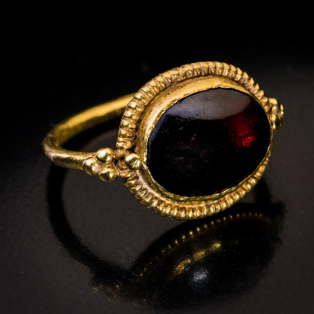 Ancient Byzantine Cabochon Garnet High Karat Gold Ring In Good Condition In Chicago, IL