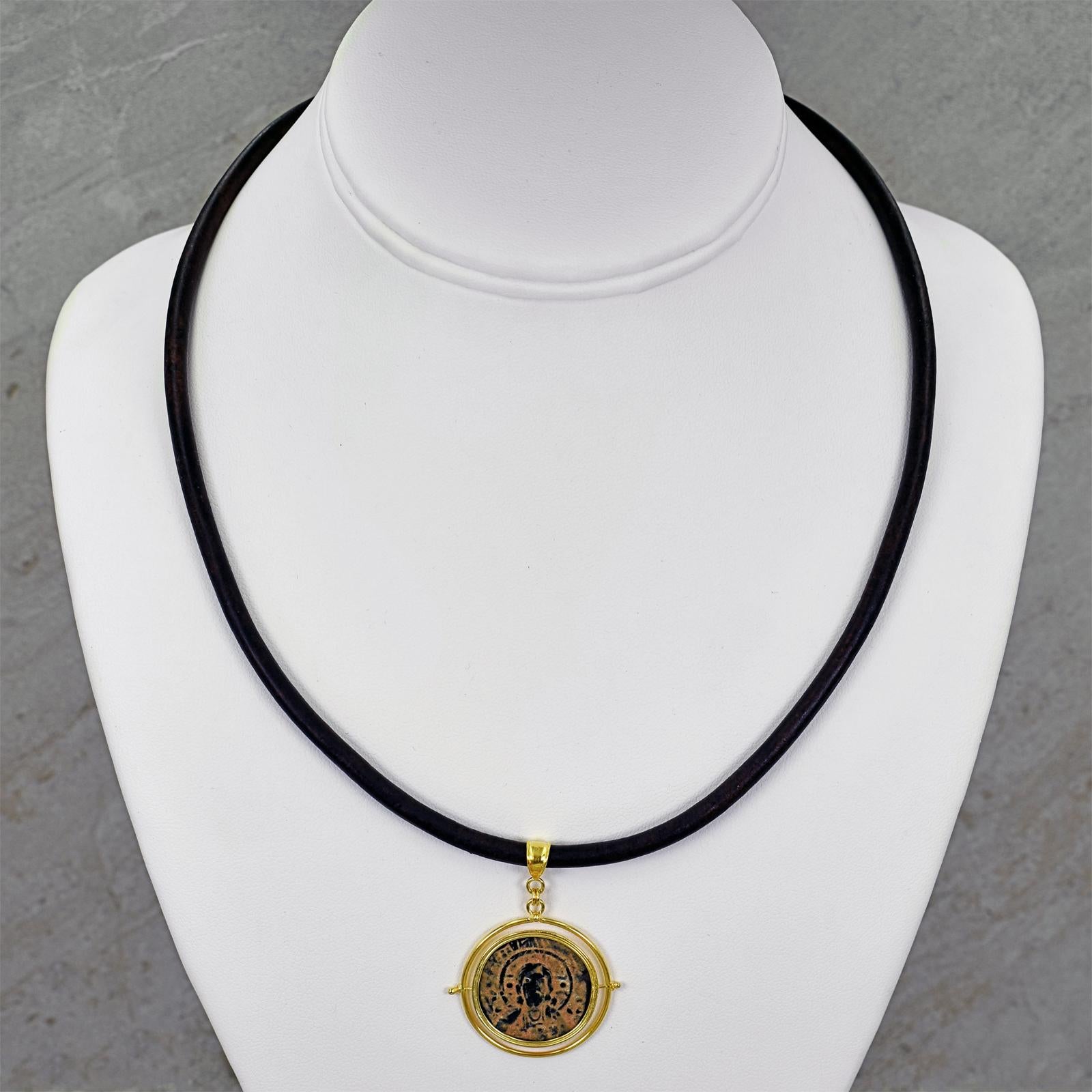 Pendentif spinner en or 22 carats sur collier en cordon de cuir, ancienne pièce byzantine Unisexe en vente