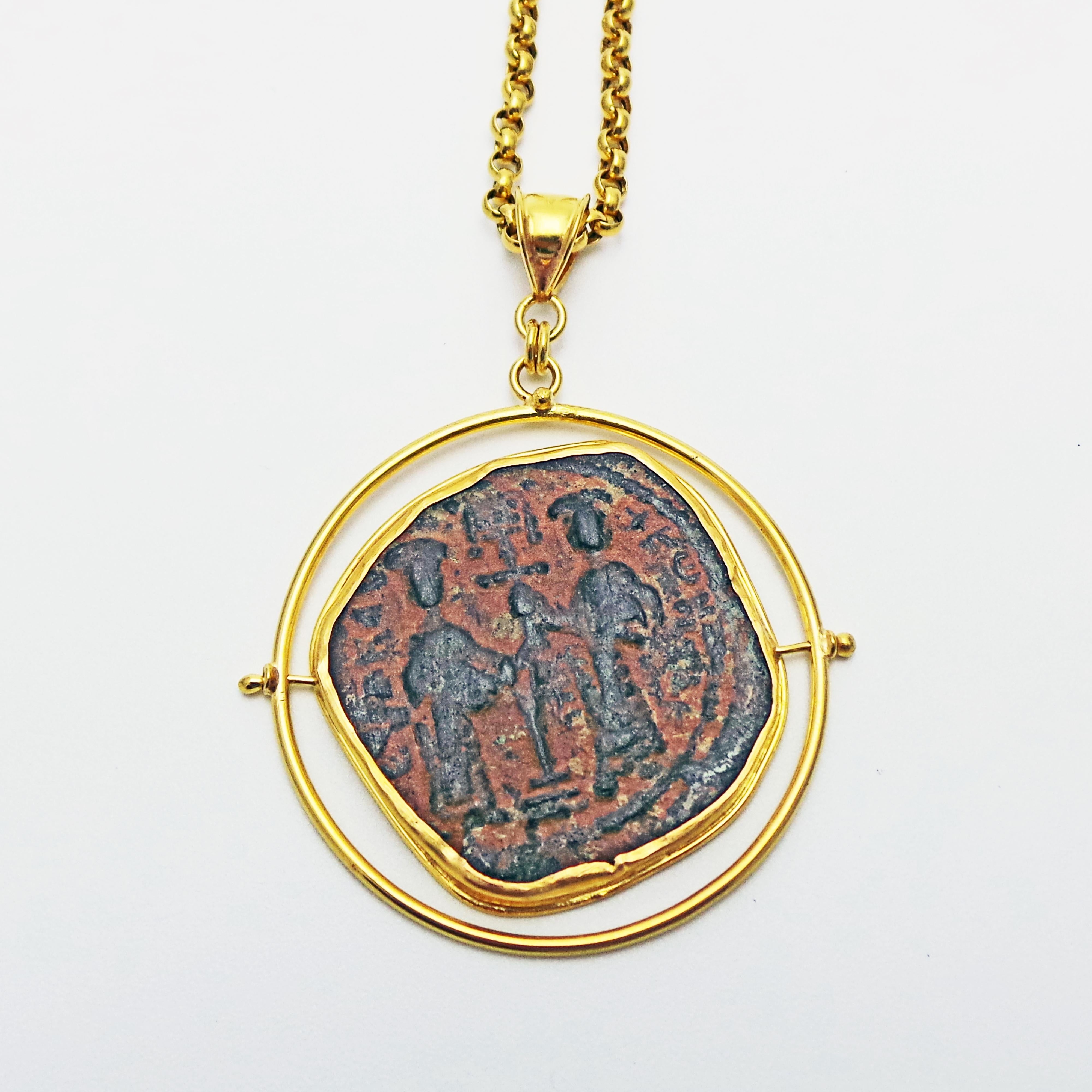 Collier avec pendentif réversible en or 22k en forme de pièce de monnaie byzantine ancienne Neuf - En vente à Naples, FL