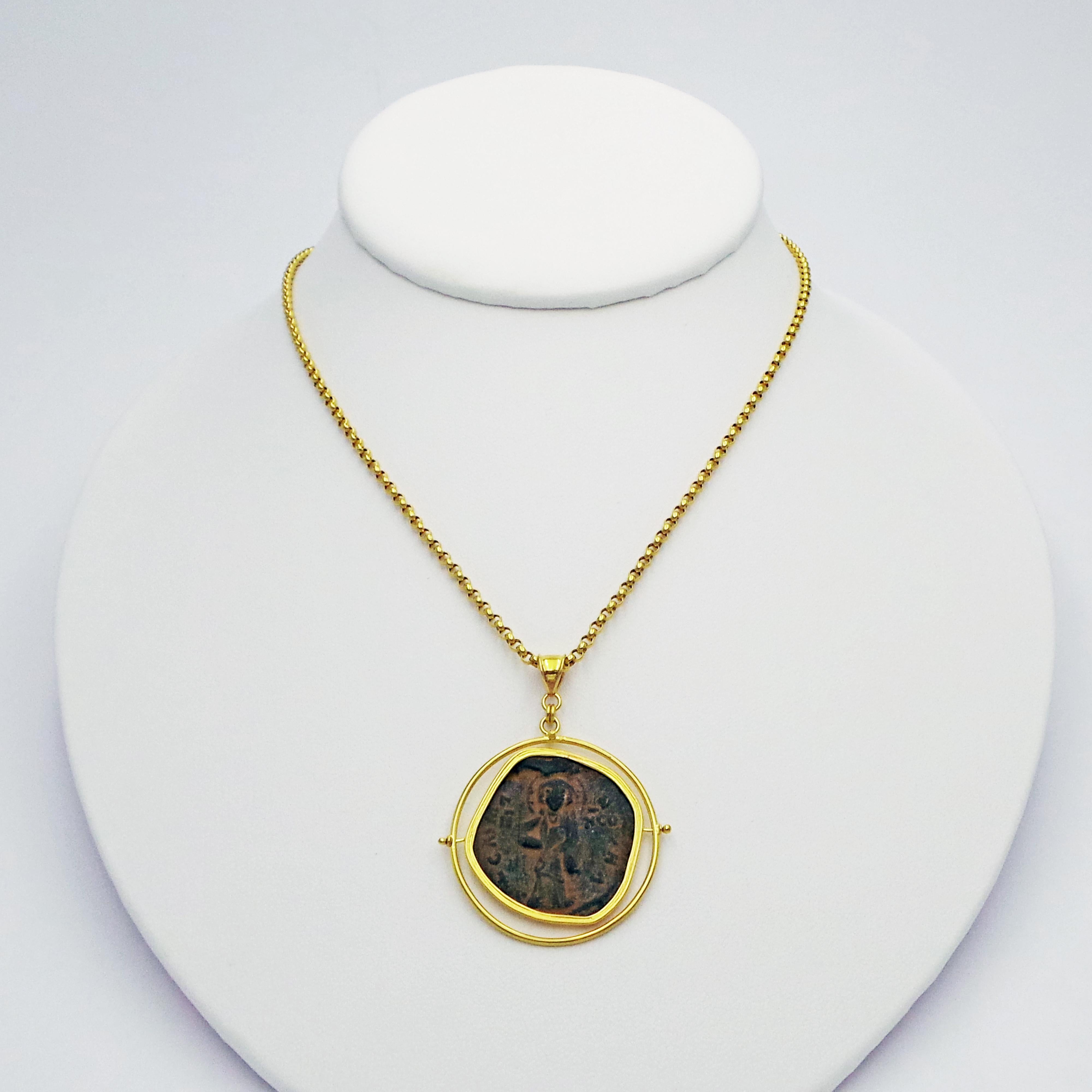 Collier avec pendentif réversible en or 22k en forme de pièce de monnaie byzantine ancienne en vente 2