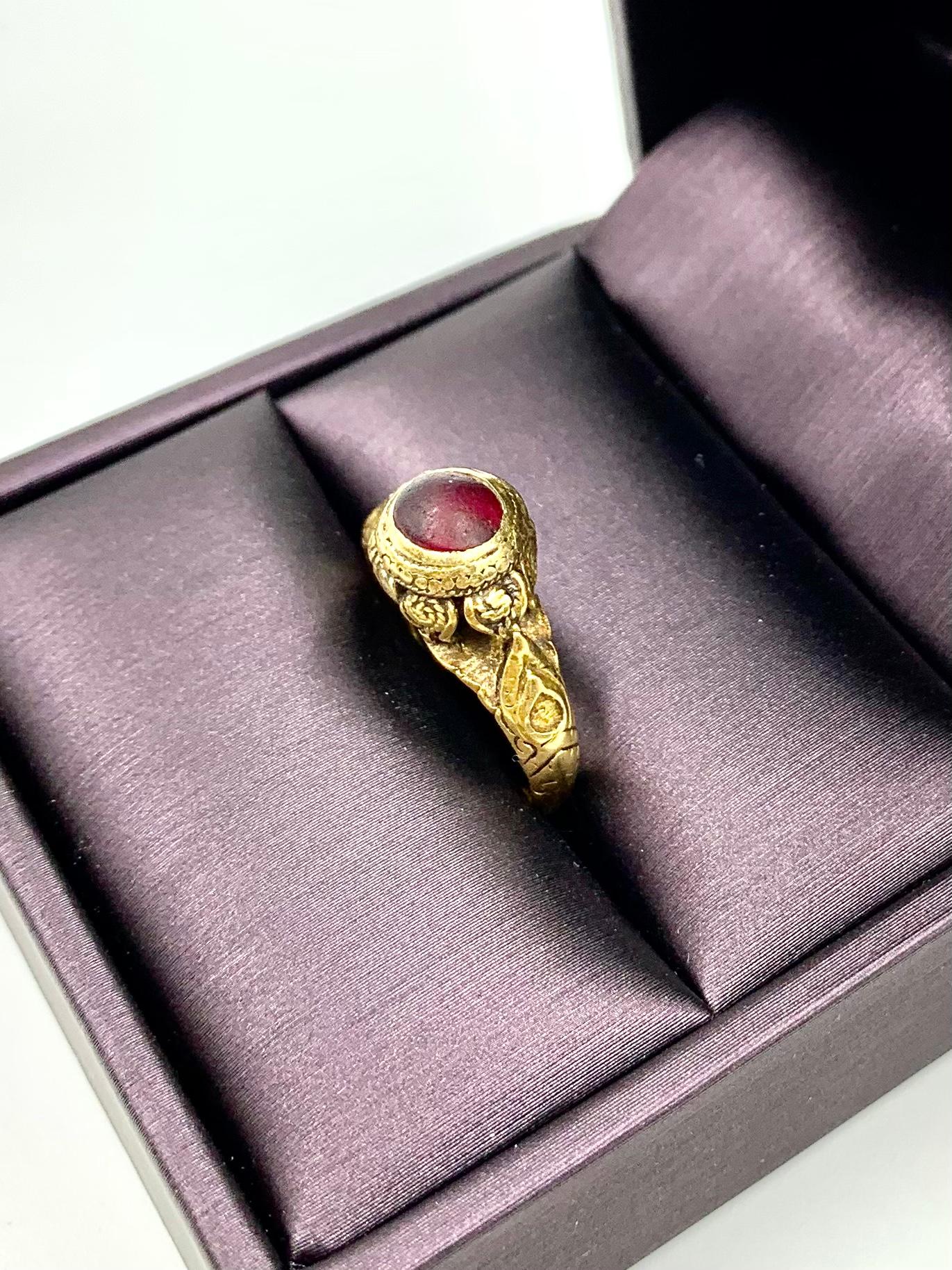 Ancienne bague amulette byzantine en or fin cabochon grenat avec croix cachée en vente 4