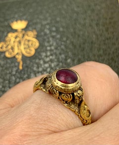 Antiguo Anillo Amuleto Bizantino de Oro de Altos Quilates con Granate Cabujón y Cruz Oculta