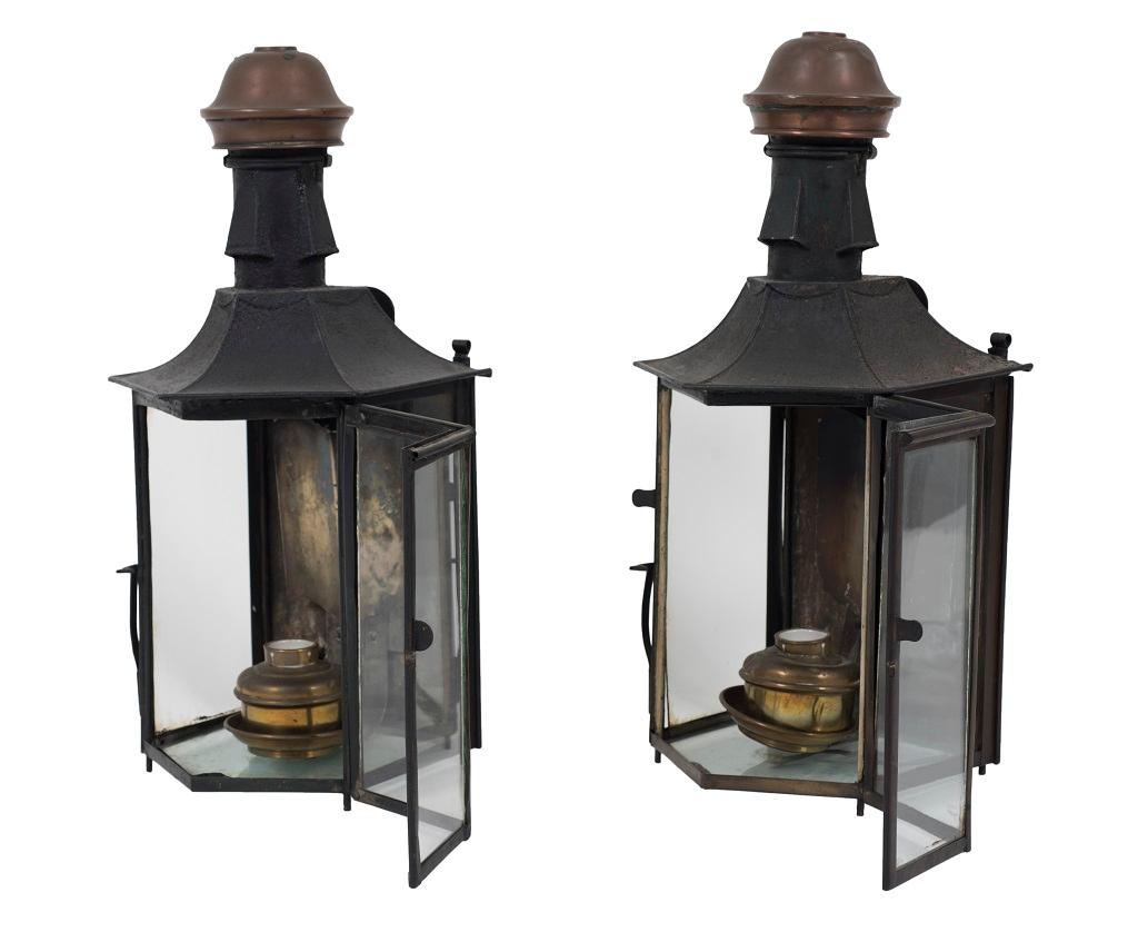 Carriage lamps is a vintage pair of glass and metal carriage lamps realized in the late 19th century by Italian manufacture.

Original decorative objects realized beautiful glass and metal carriage lamps with a copper top. Electric light. 

Very
