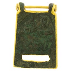 Ancien artefact en bronze sculpté monté sur un pendentif en or 22 carats