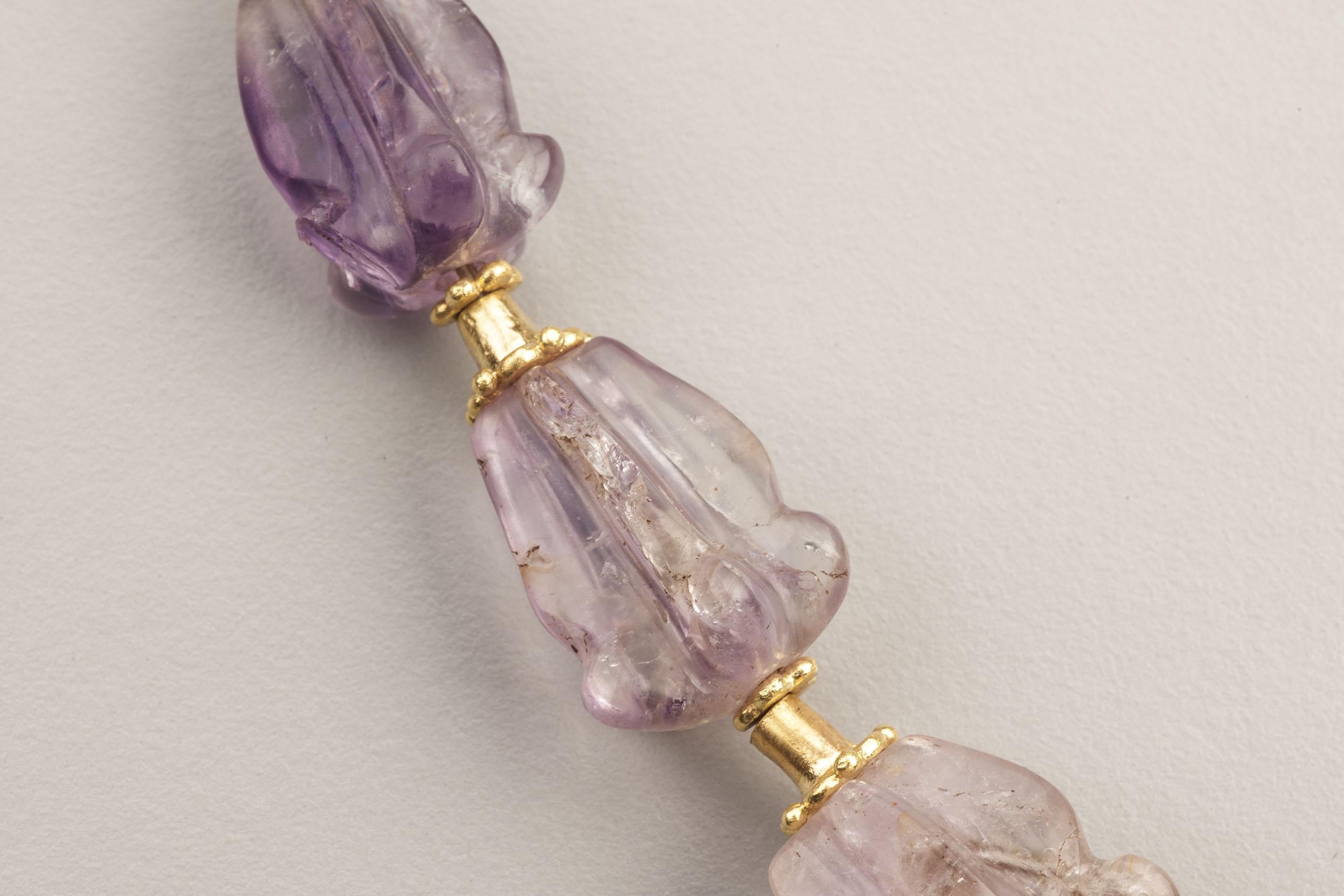 Antike geschnitzte Amethyst Krone Blume Perlenkette mit 22k Gold (Künstler*in) im Angebot