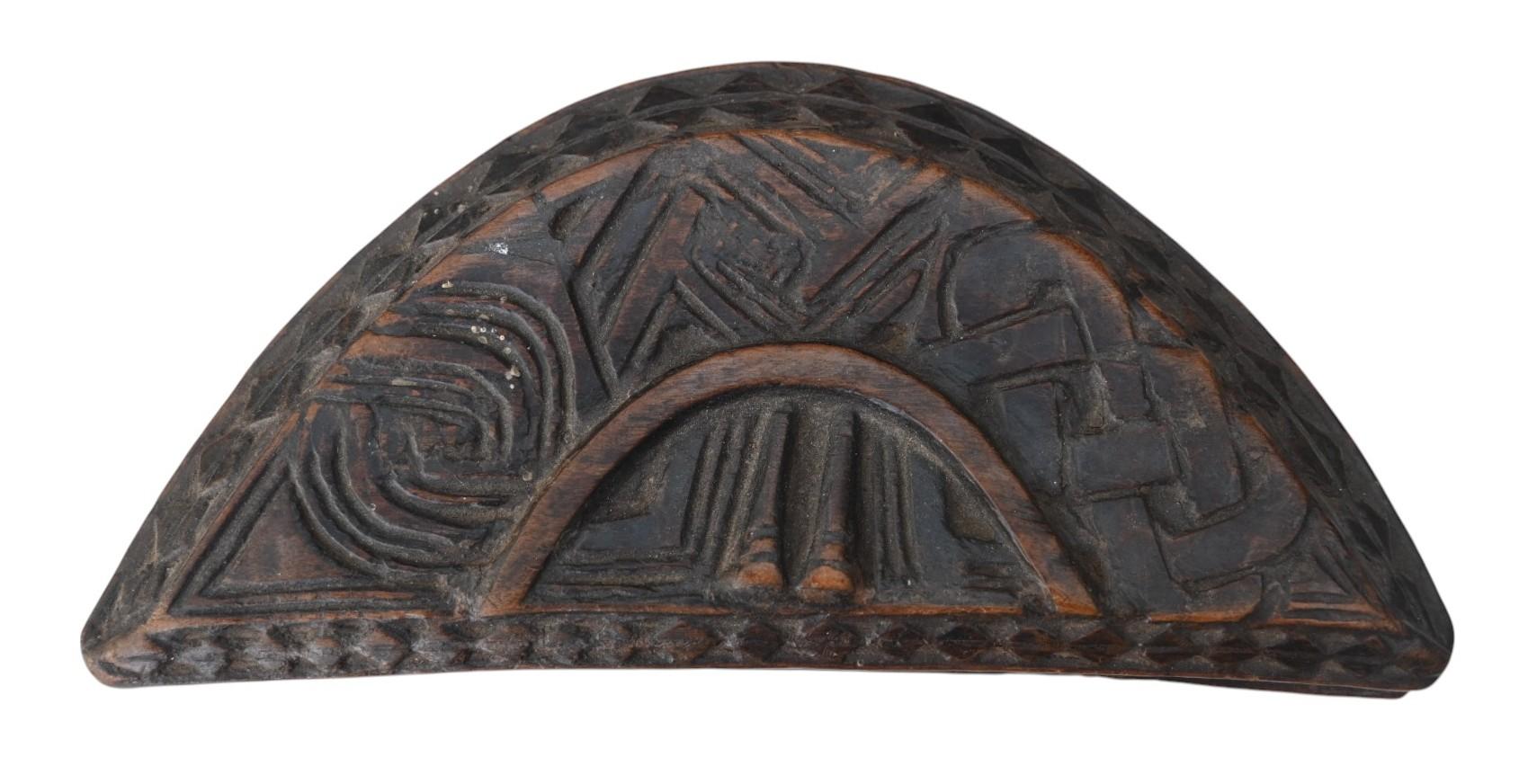 Una caja de maquillaje de madera muy antigua 
Circa: principios del siglo XX 
Origen: RD Congo, de la tribu Kuba
Material: madera, 
Estado del artículo: desgaste propio de la edad. 
Pátina tribal muy rica 7 x 15 cm, altura 4,2 cm