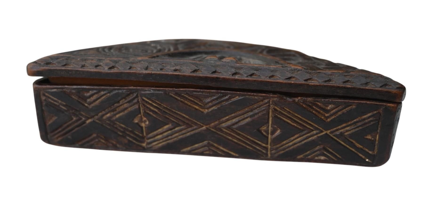 Antiguo estuche de maquillaje tallado de la tribu kuba, Dr. Congo Tribal en venta