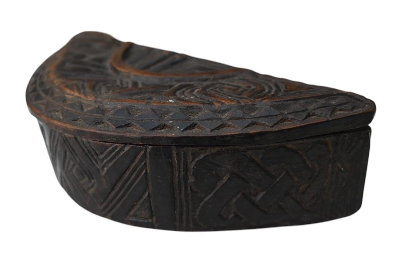 Antiguo estuche de maquillaje tallado de la tribu kuba, Dr. Congo Tallado a mano en venta