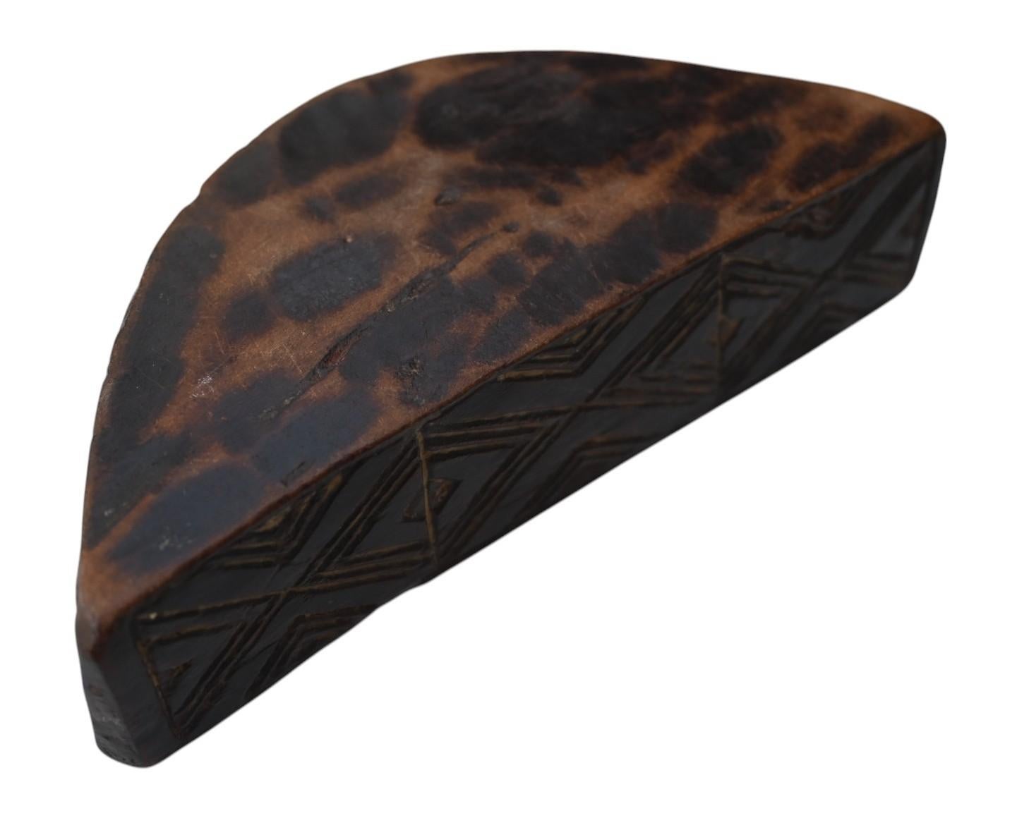 Antiguo estuche de maquillaje tallado de la tribu kuba, Dr. Congo siglo XX en venta