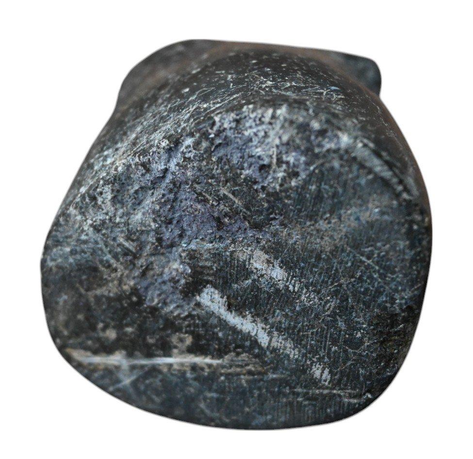 Hand-Carved Ancient  carved minimalist Inuit Soapstone Sculpture, early 1900 For Sale