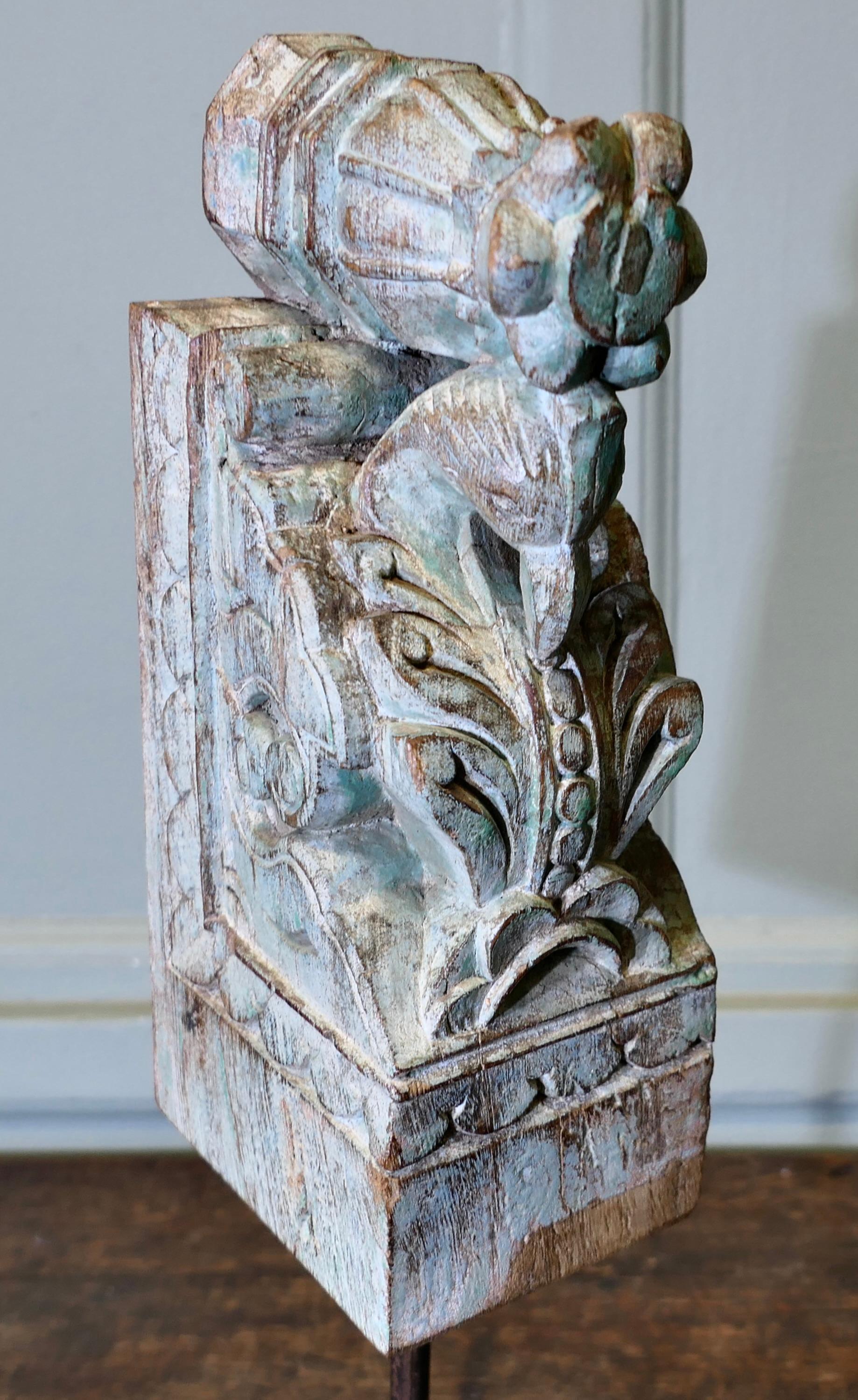 Antica decorazione architettonica indiana in legno intagliato del tetto  

Un bellissimo pezzo di architettura popolare proveniente dal continente indiano: la mensola era solitamente utilizzata per delimitare le porte e allontanare gli spiriti