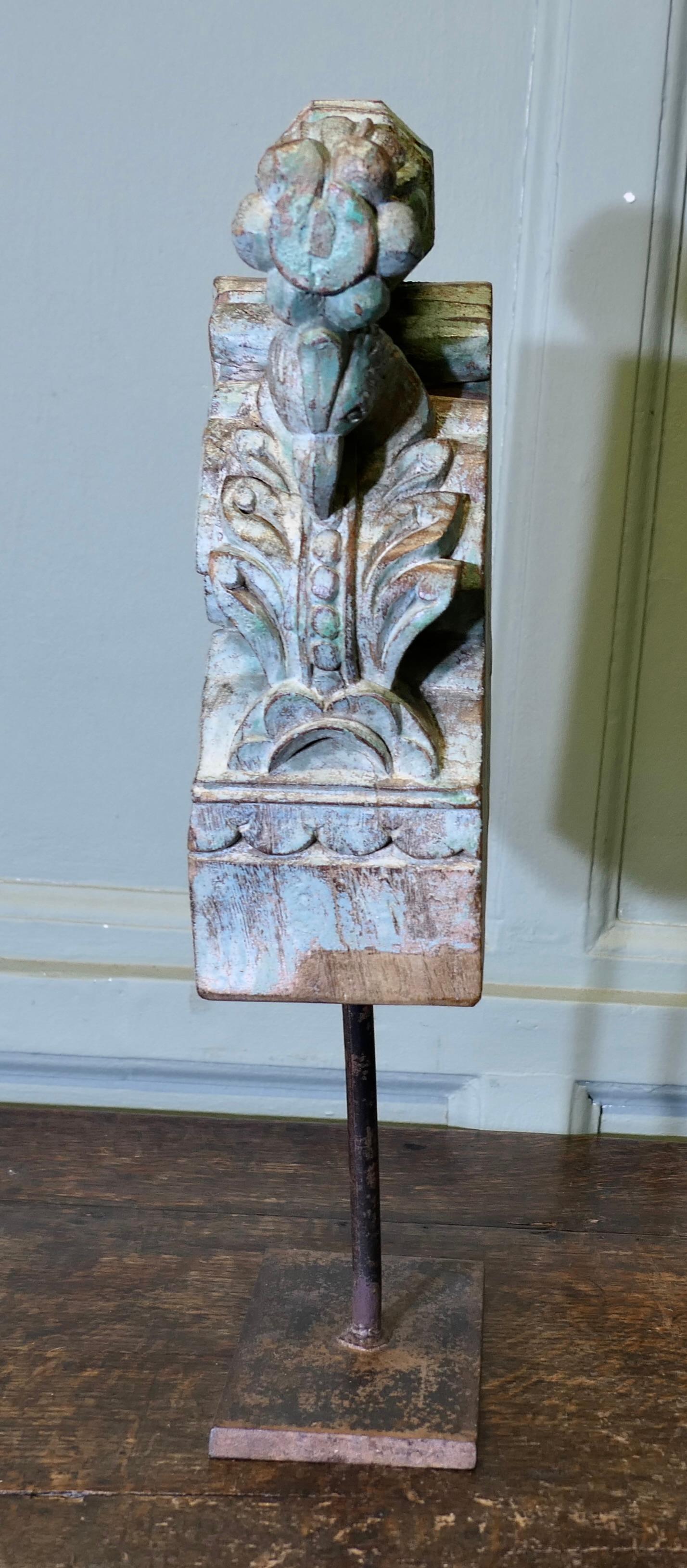 Anglo Raj Antica decorazione architettonica indiana in legno intagliato del tetto    Un pezzo bellissimo in vendita