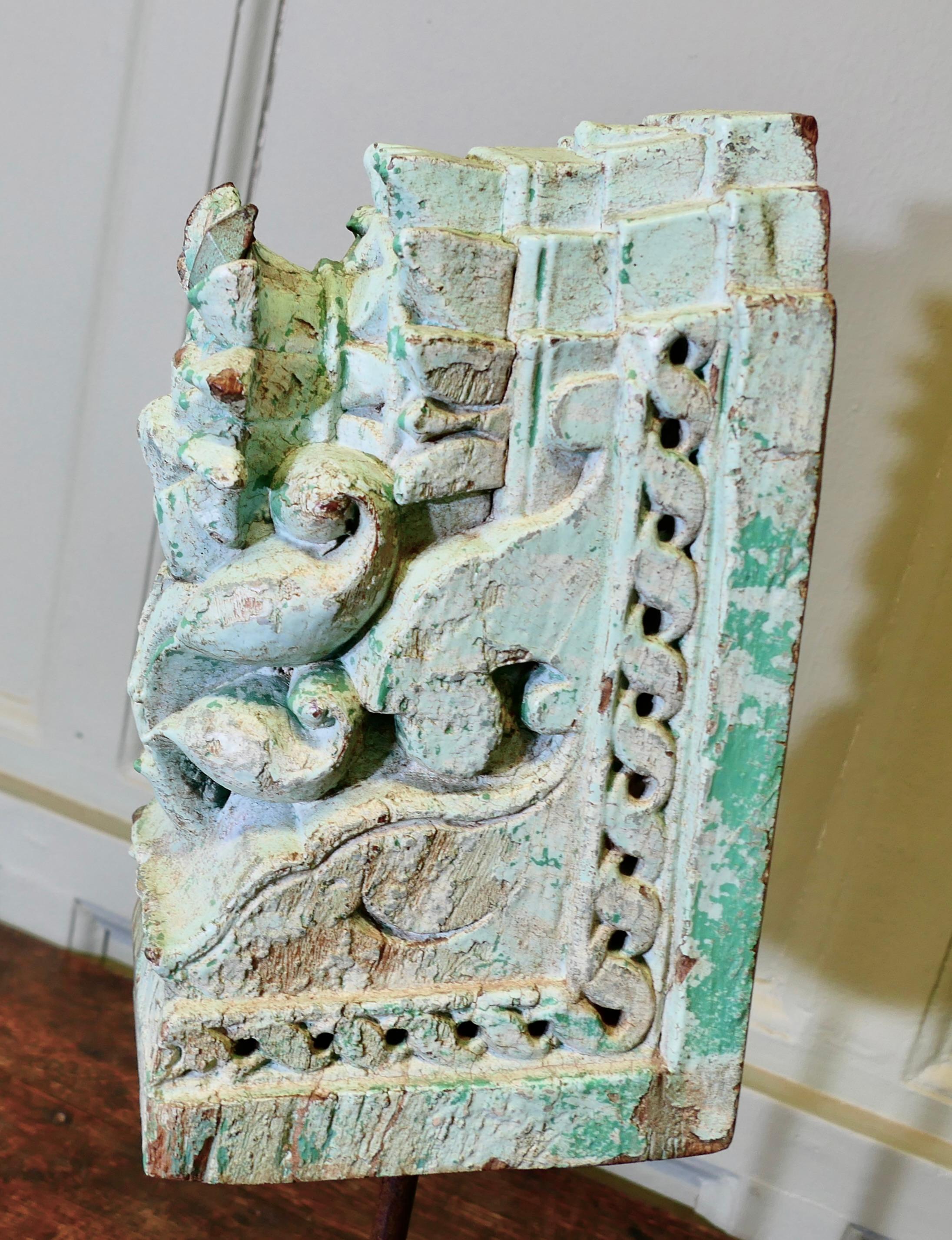 Ancienne décoration de toit architecturale indienne en bois sculpté    Une belle pièce Bon état - En vente à Godshill, Isle of Wight