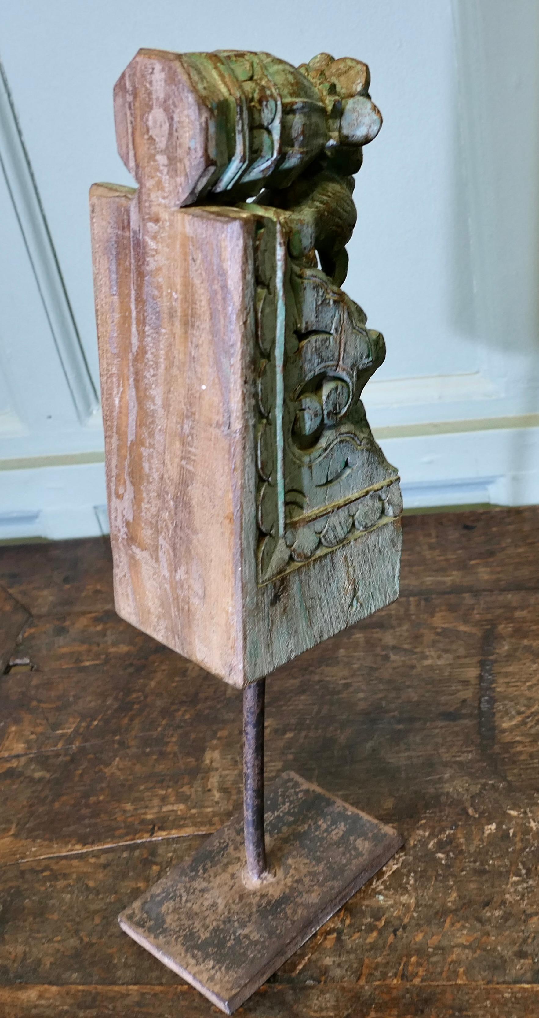 Antica decorazione architettonica indiana in legno intagliato del tetto    Un pezzo bellissimo in vendita 1