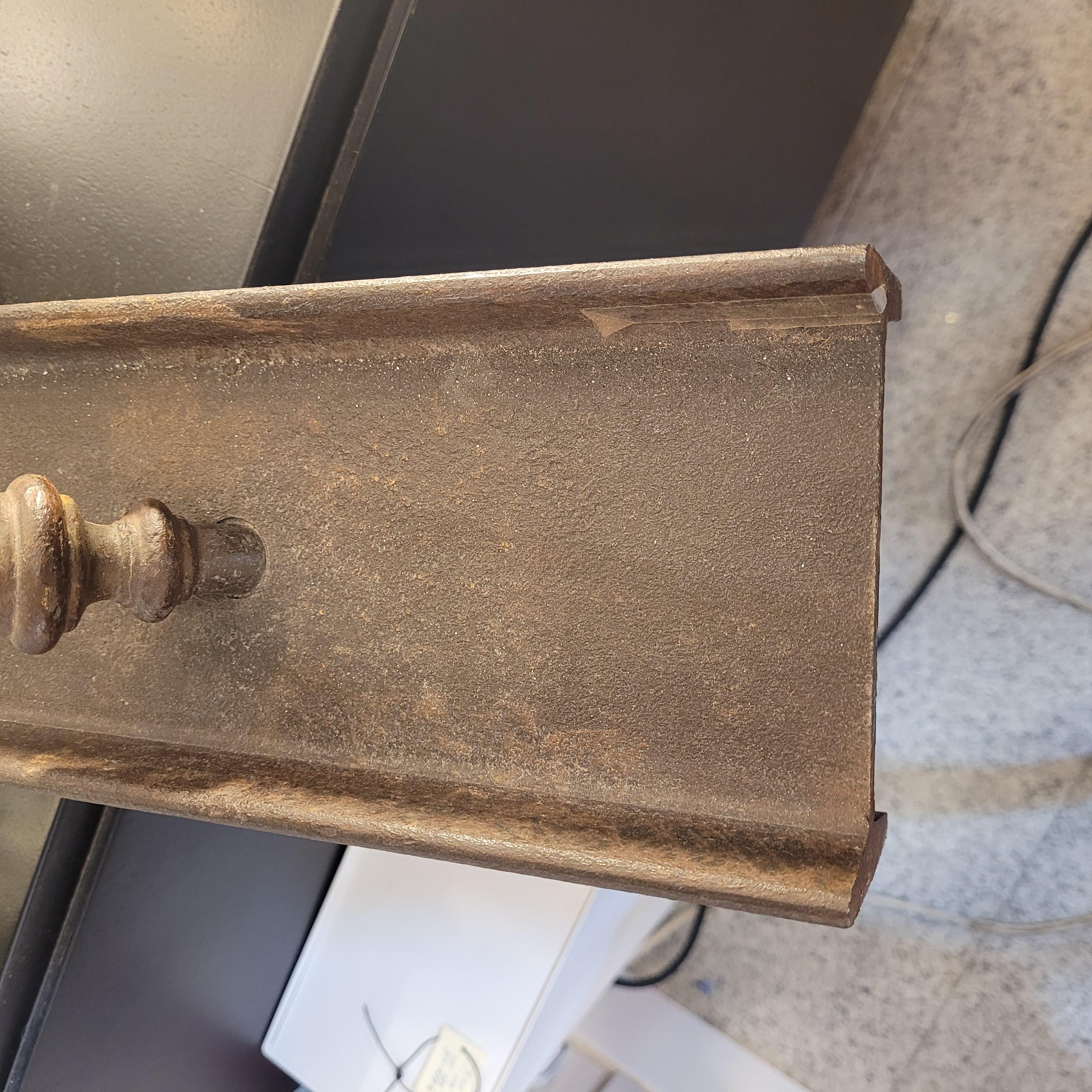 Ancienne meule de Castille en granit et pied de sculpture en fer en vente 6