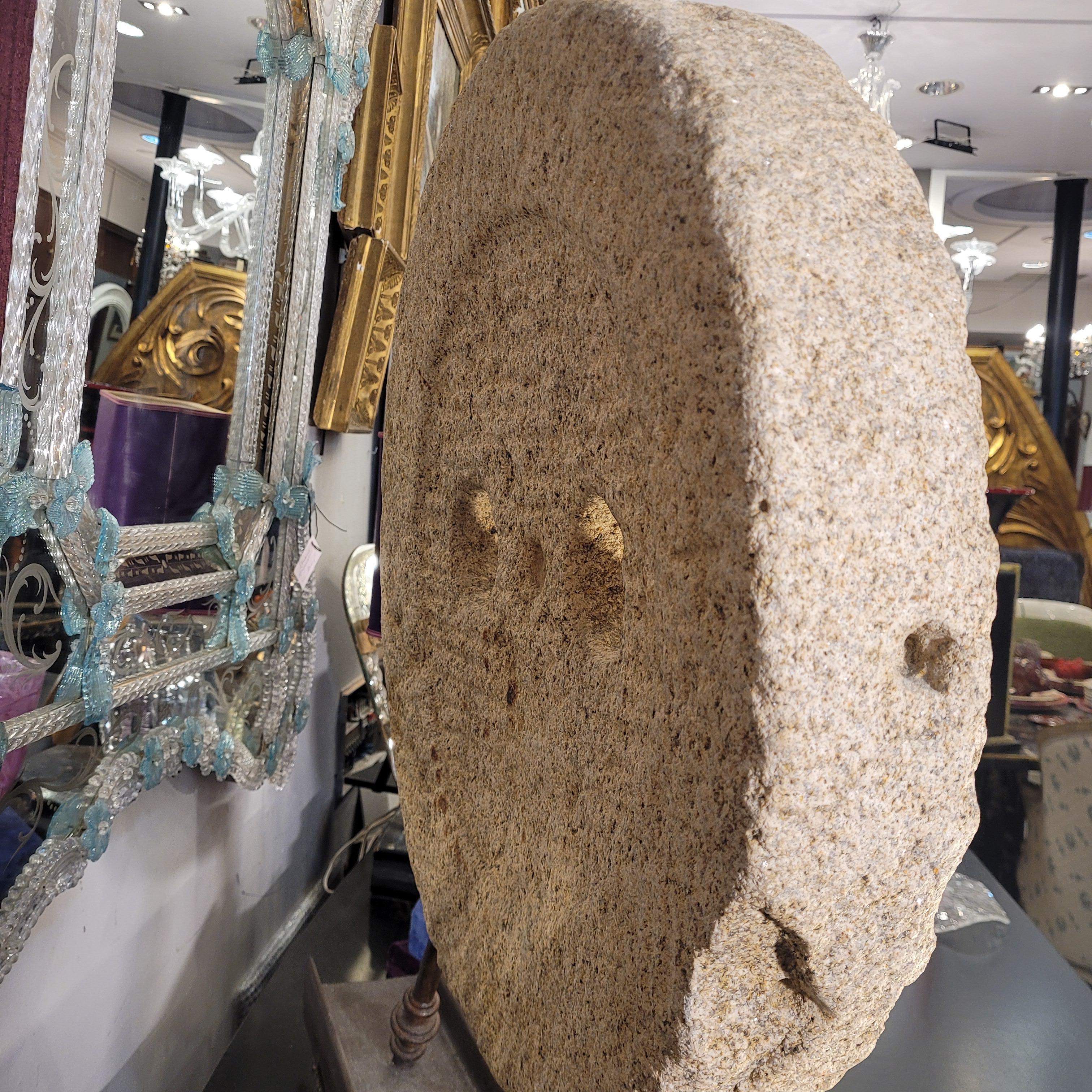 Ancienne meule de Castille en granit et pied de sculpture en fer en vente 7