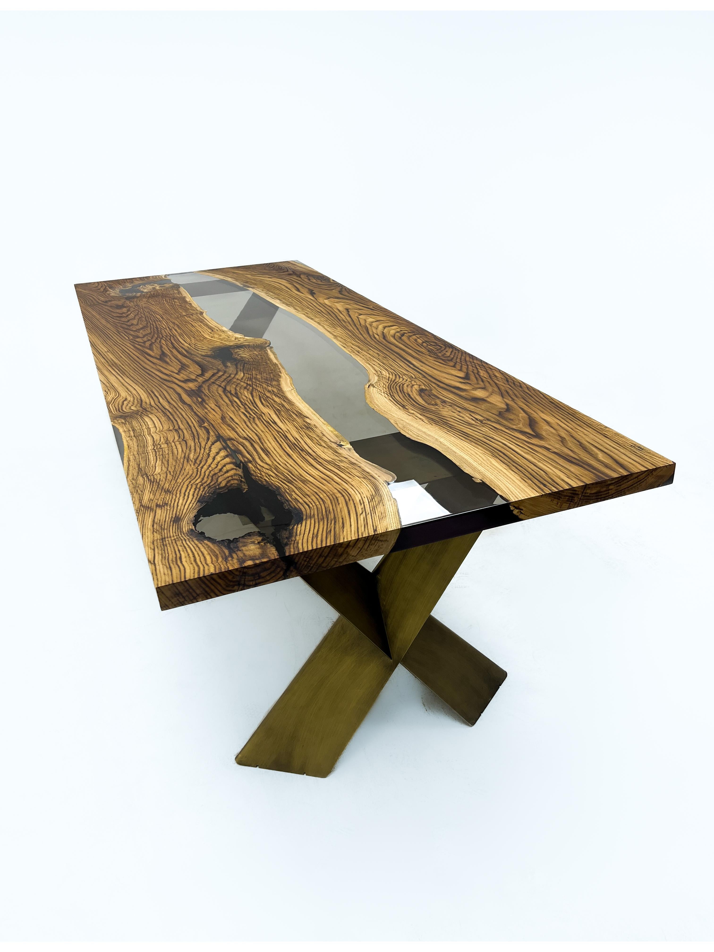 Table de salle à manger en résine époxy claire sur mesure en châtaignier 

Cette table est fabriquée en bois de châtaignier vieux de 500 ans. Les veines et la texture du bois décrivent l'aspect d'un bois de noyer naturel.
Elle peut être utilisée